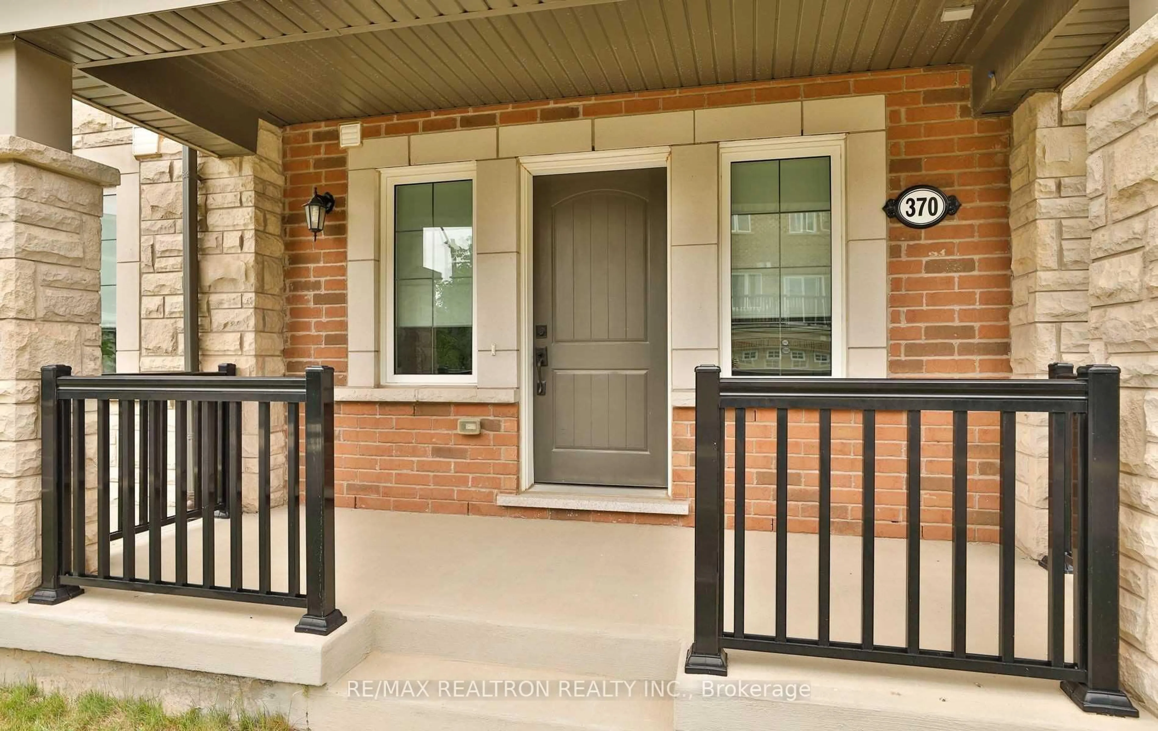 Home with brick exterior material, street for 370 Timberland Gate, Oakville Ontario L6M 0Y9