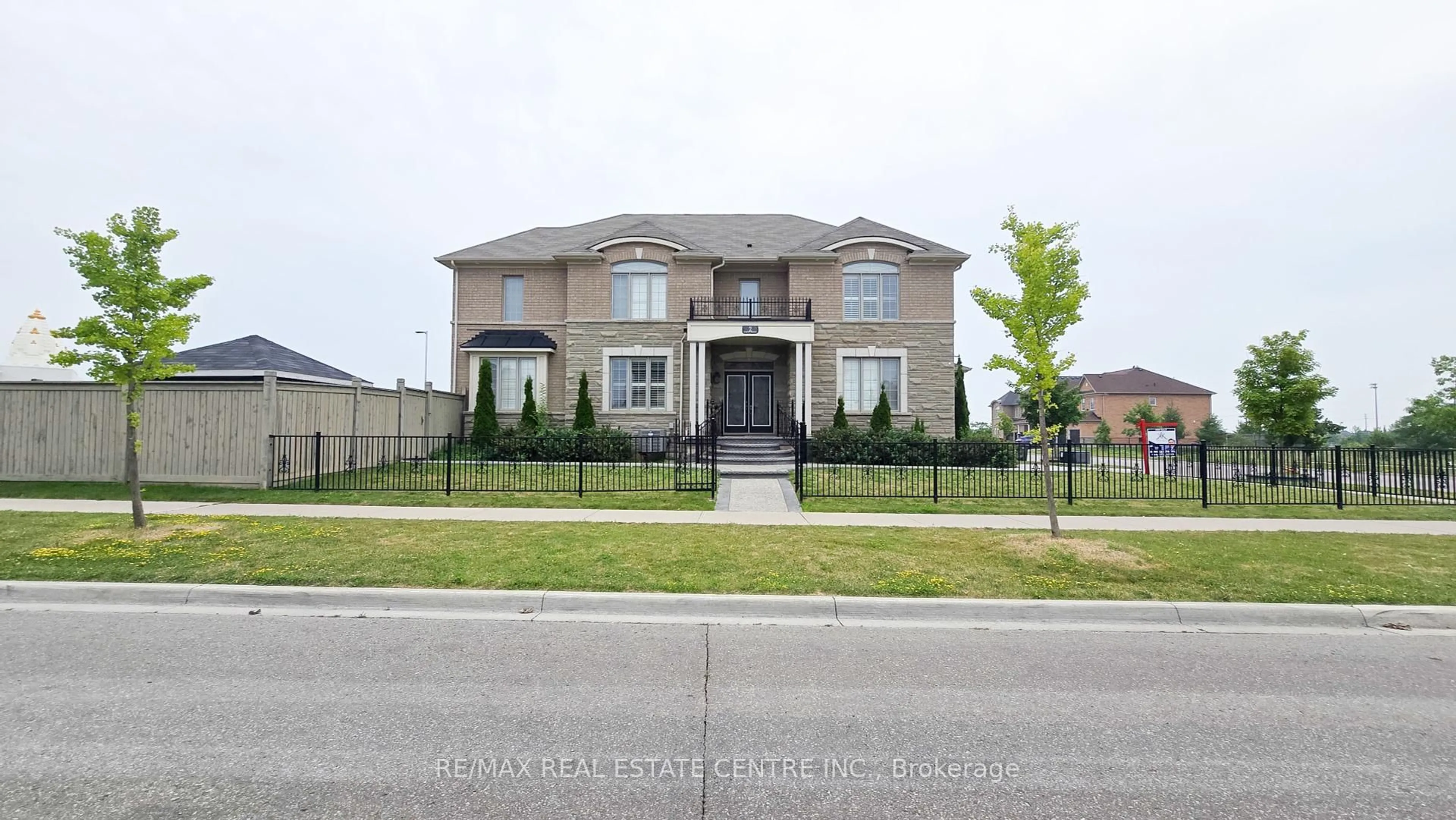 Home with brick exterior material, street for 2 Buchanan Cres, Brampton Ontario L6X 0Z3