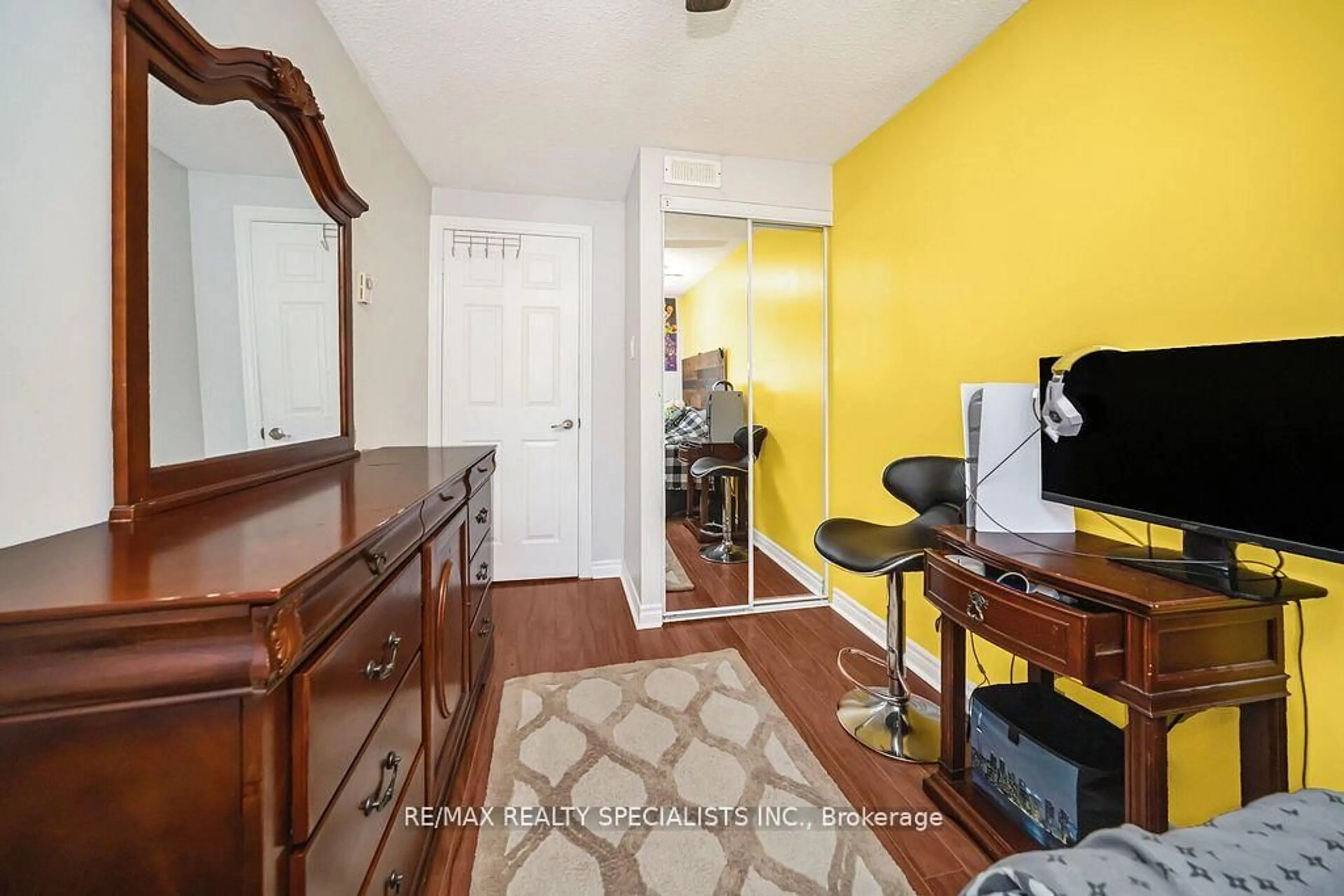 Indoor entryway for 18 Hardcastle Crt, Brampton Ontario L6S 2B3