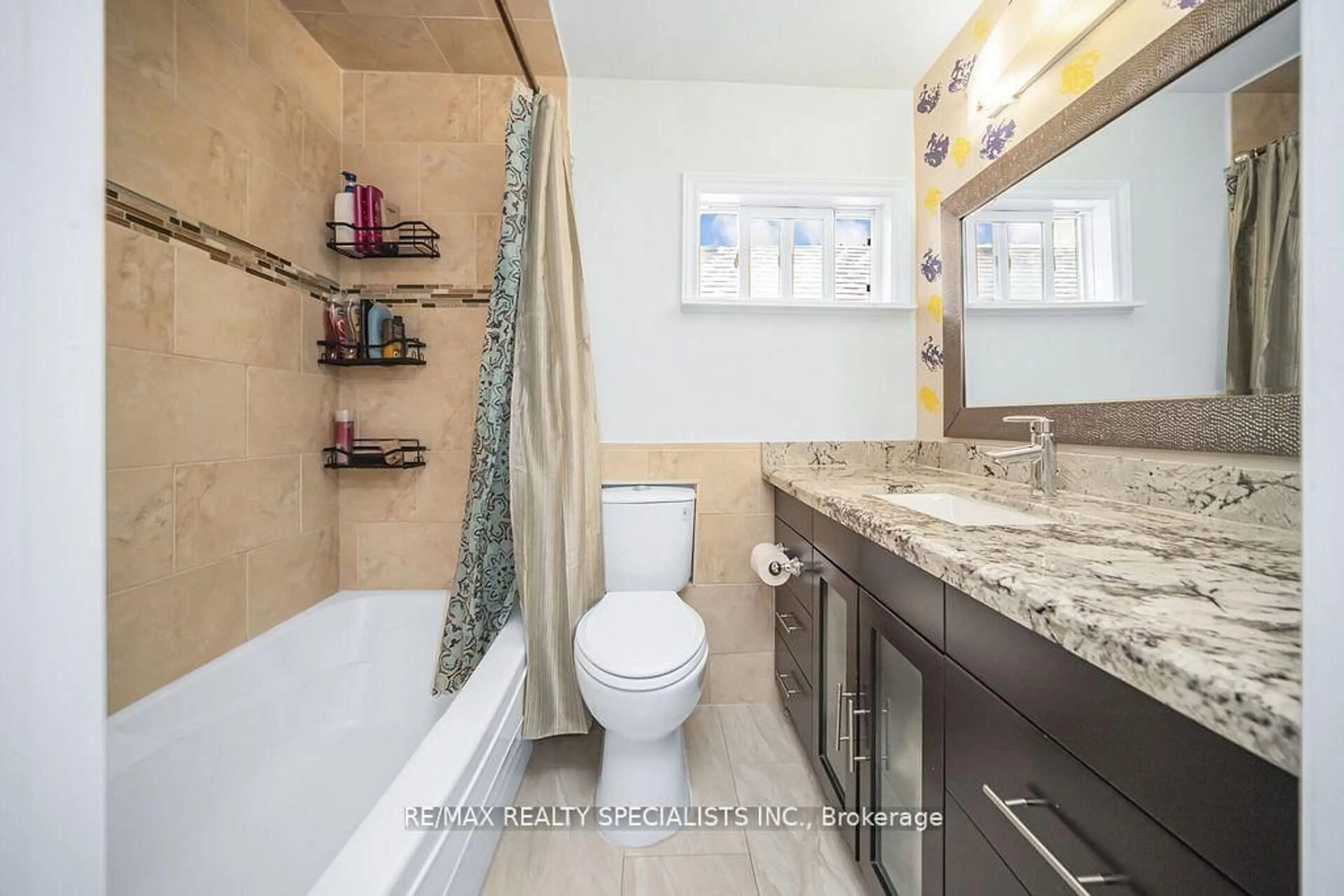 Contemporary bathroom, ceramic/tile floor for 18 Hardcastle Crt, Brampton Ontario L6S 2B3
