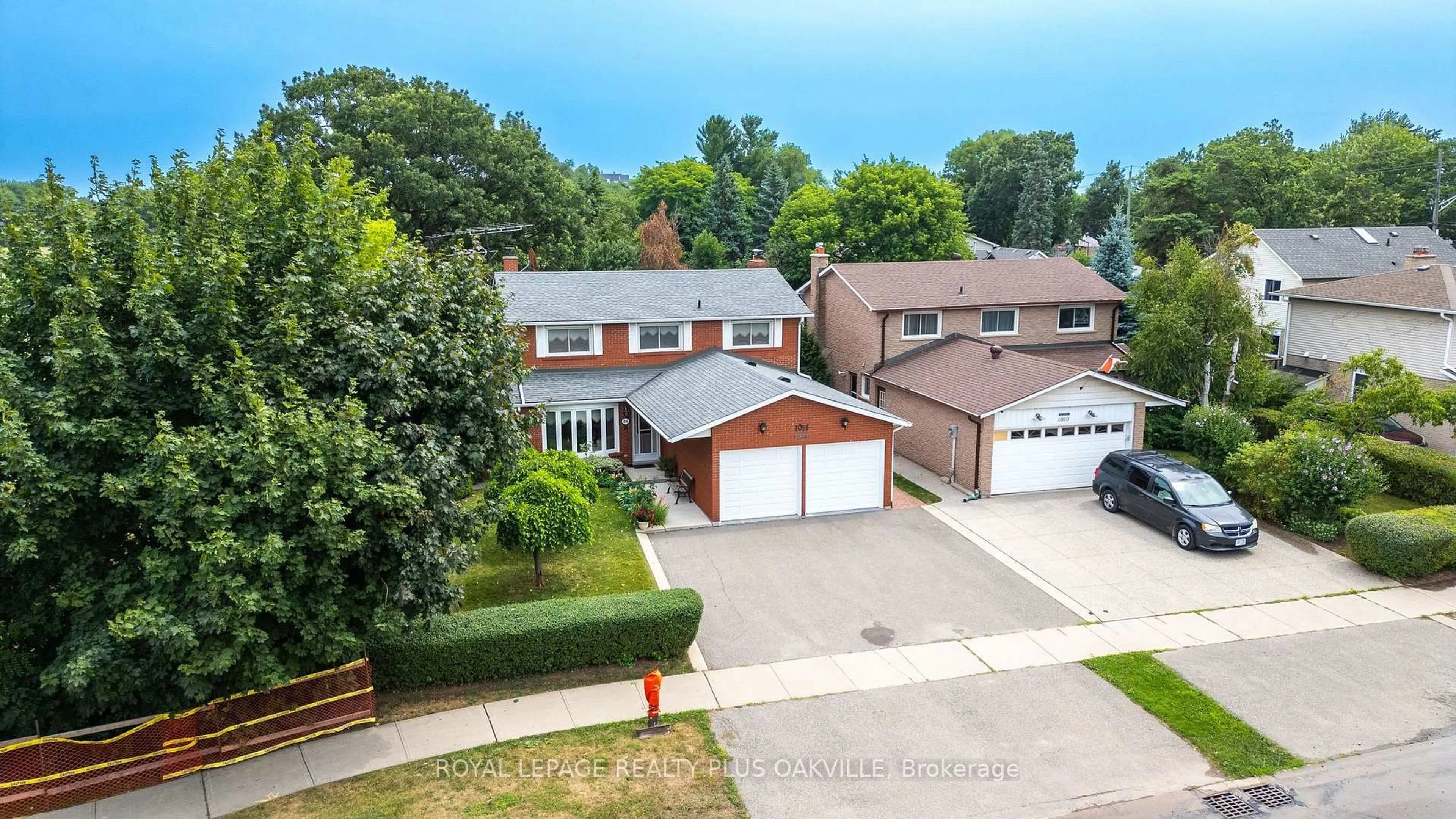 A pic from outside/outdoor area/front of a property/back of a property/a pic from drone, street for 1014 Mccraney St, Oakville Ontario L6H 2R6