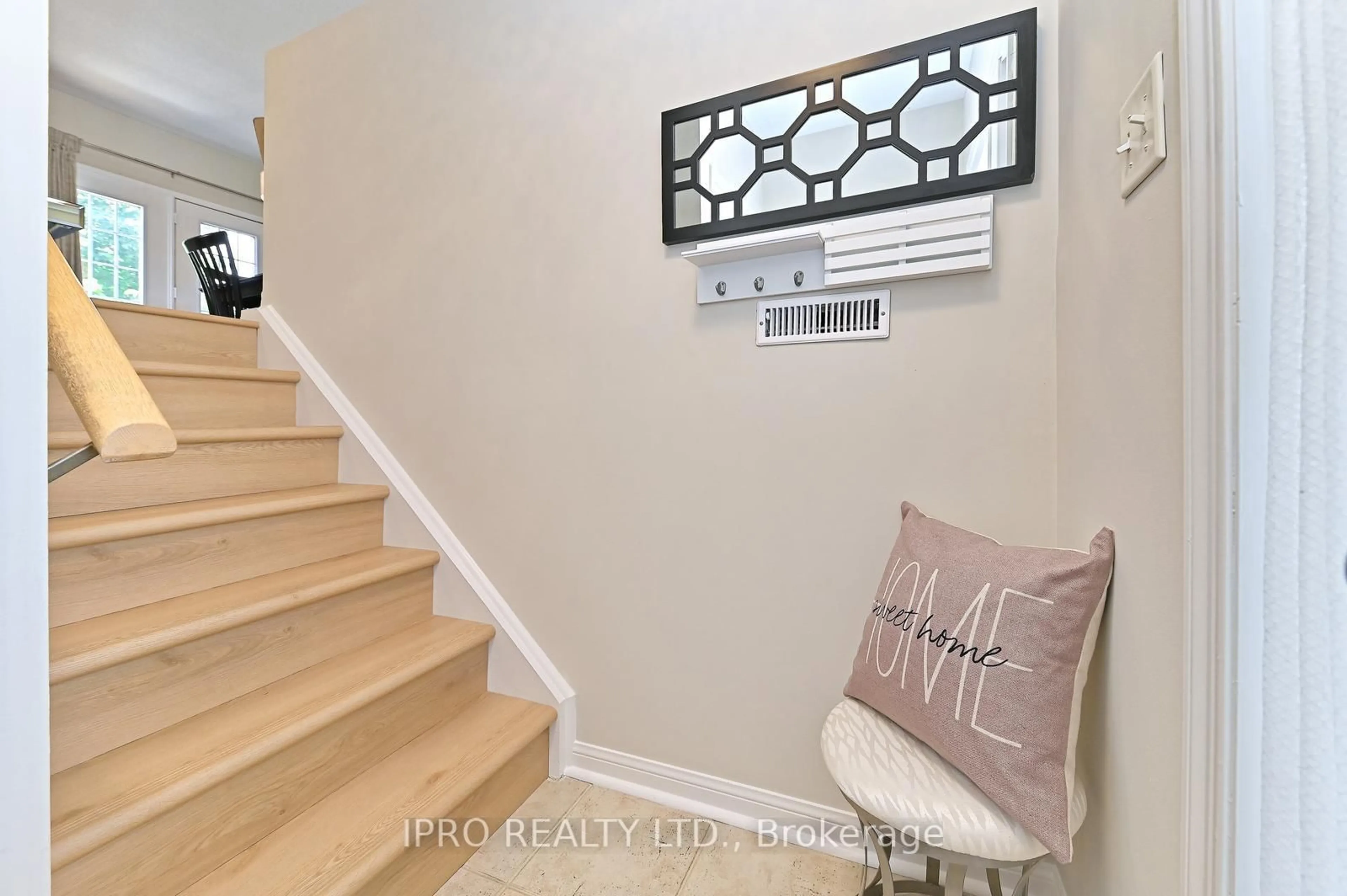 Indoor entryway for 70 Atwood Ave, Halton Hills Ontario L7G 6A1