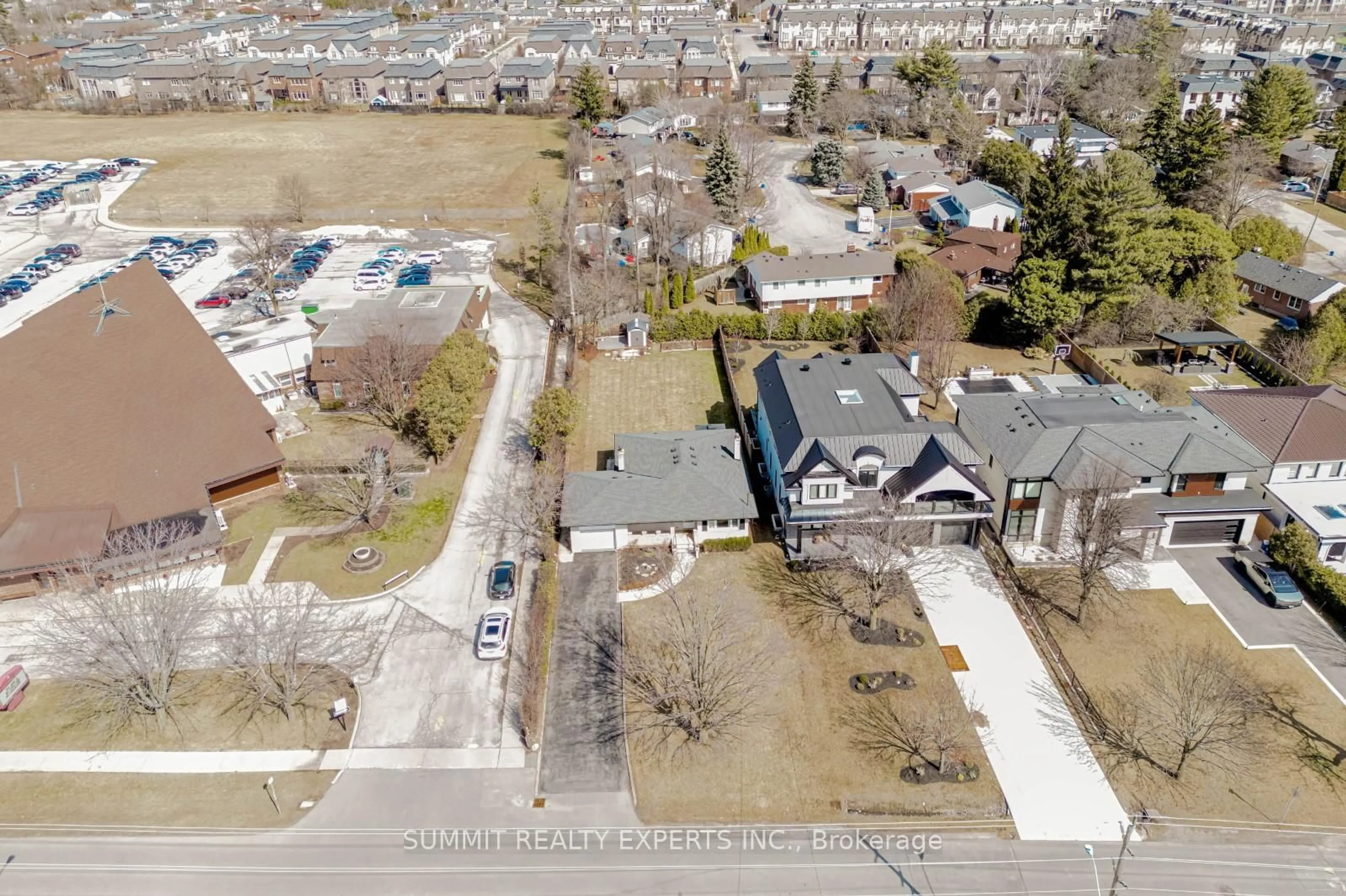 A pic from outside/outdoor area/front of a property/back of a property/a pic from drone, street for 225 Morden Rd, Oakville Ontario L6K 2S2