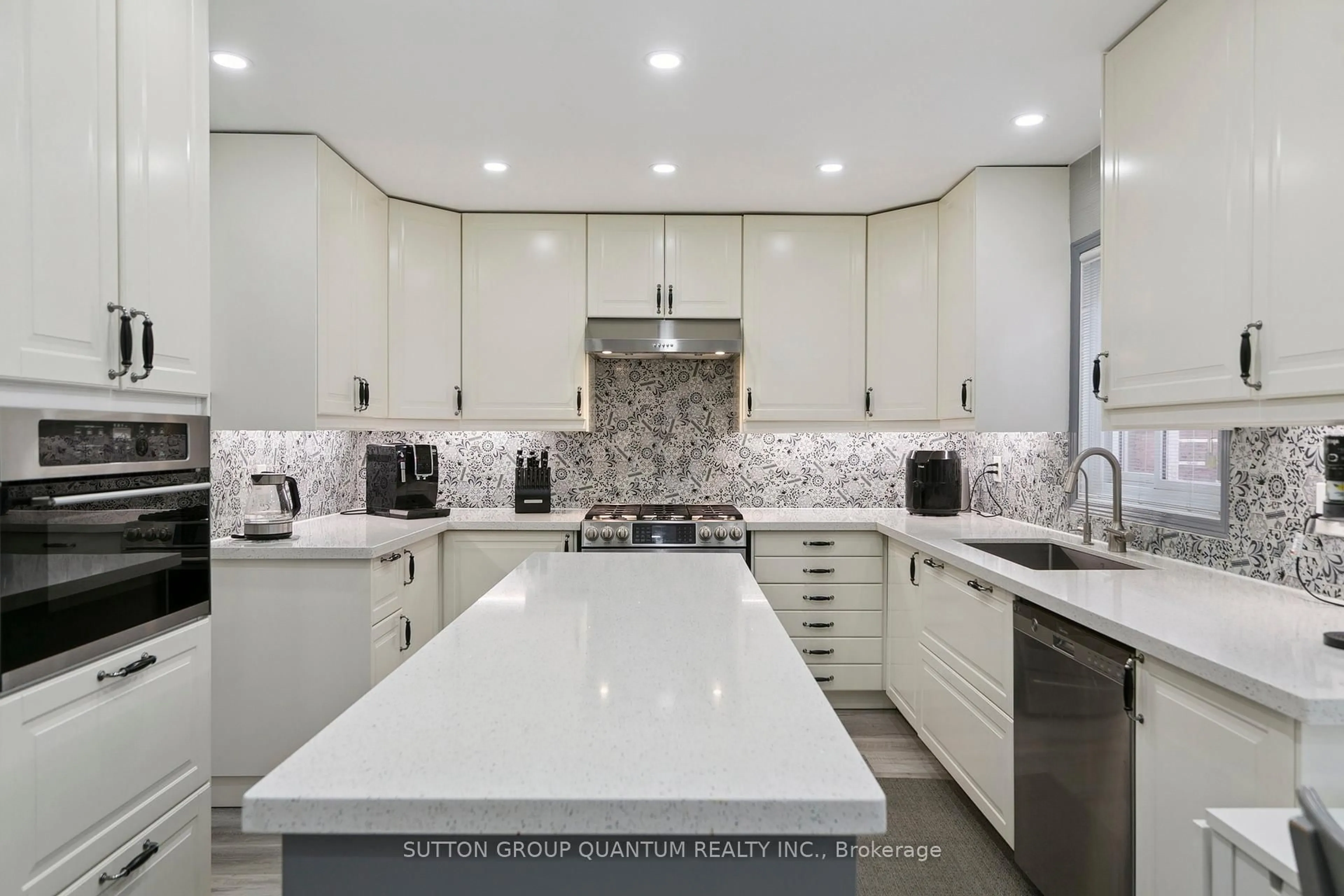 Contemporary kitchen, ceramic/tile floor for 3523 Pintail Circ, Mississauga Ontario L5N 6C8