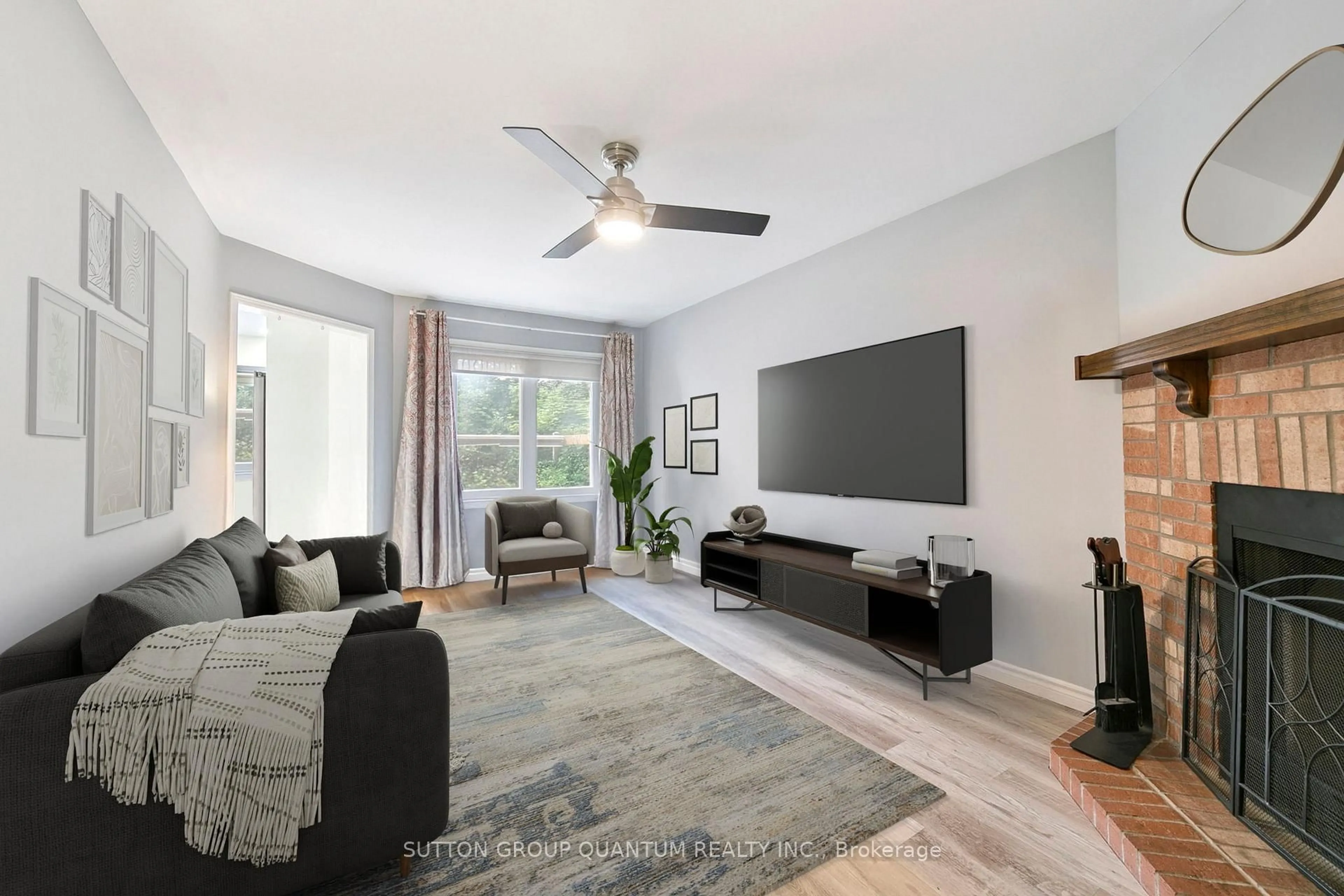 Living room with furniture, unknown for 3523 Pintail Circ, Mississauga Ontario L5N 6C8