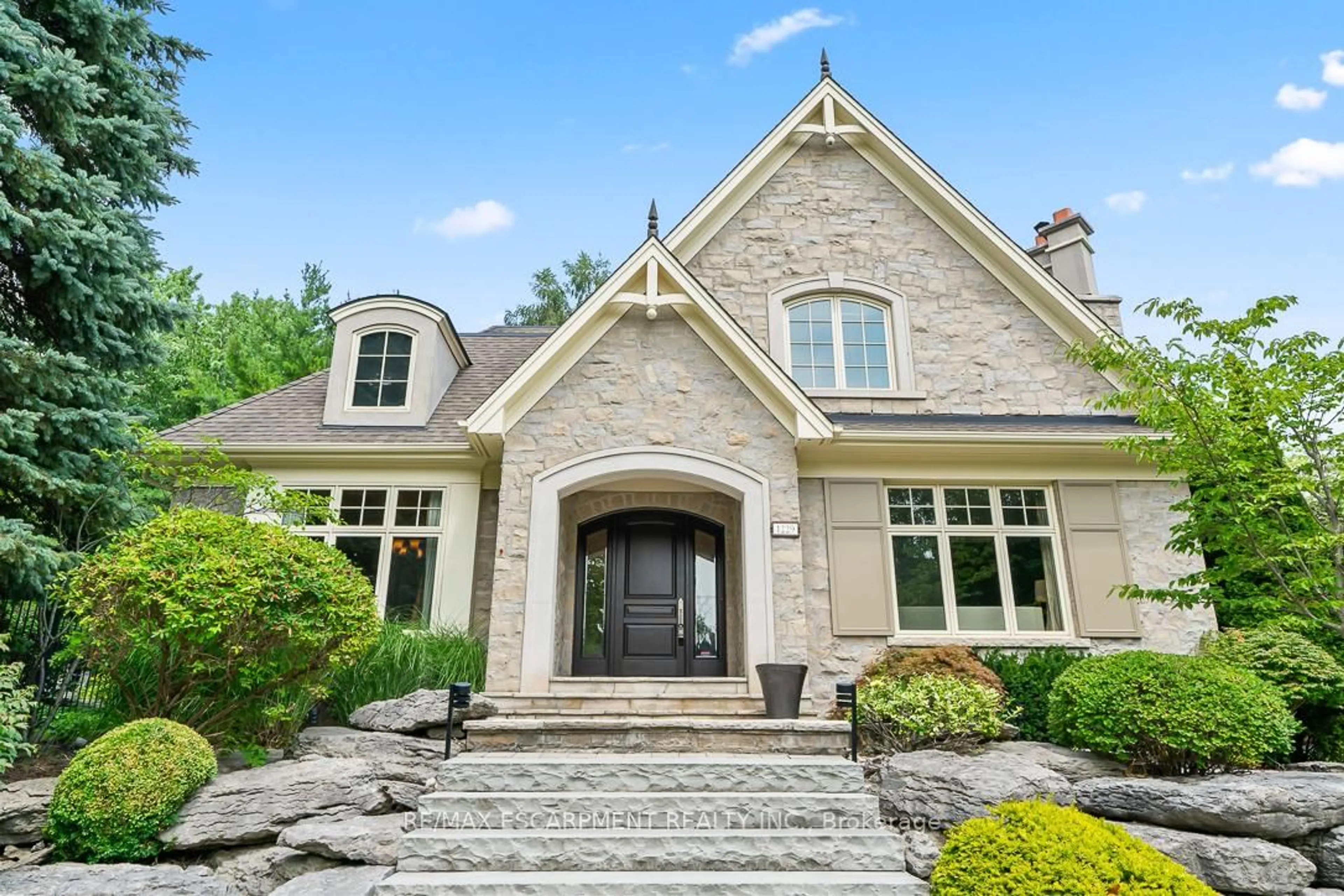 Home with brick exterior material, unknown for 1229 Minaki Rd, Mississauga Ontario L5G 2X5
