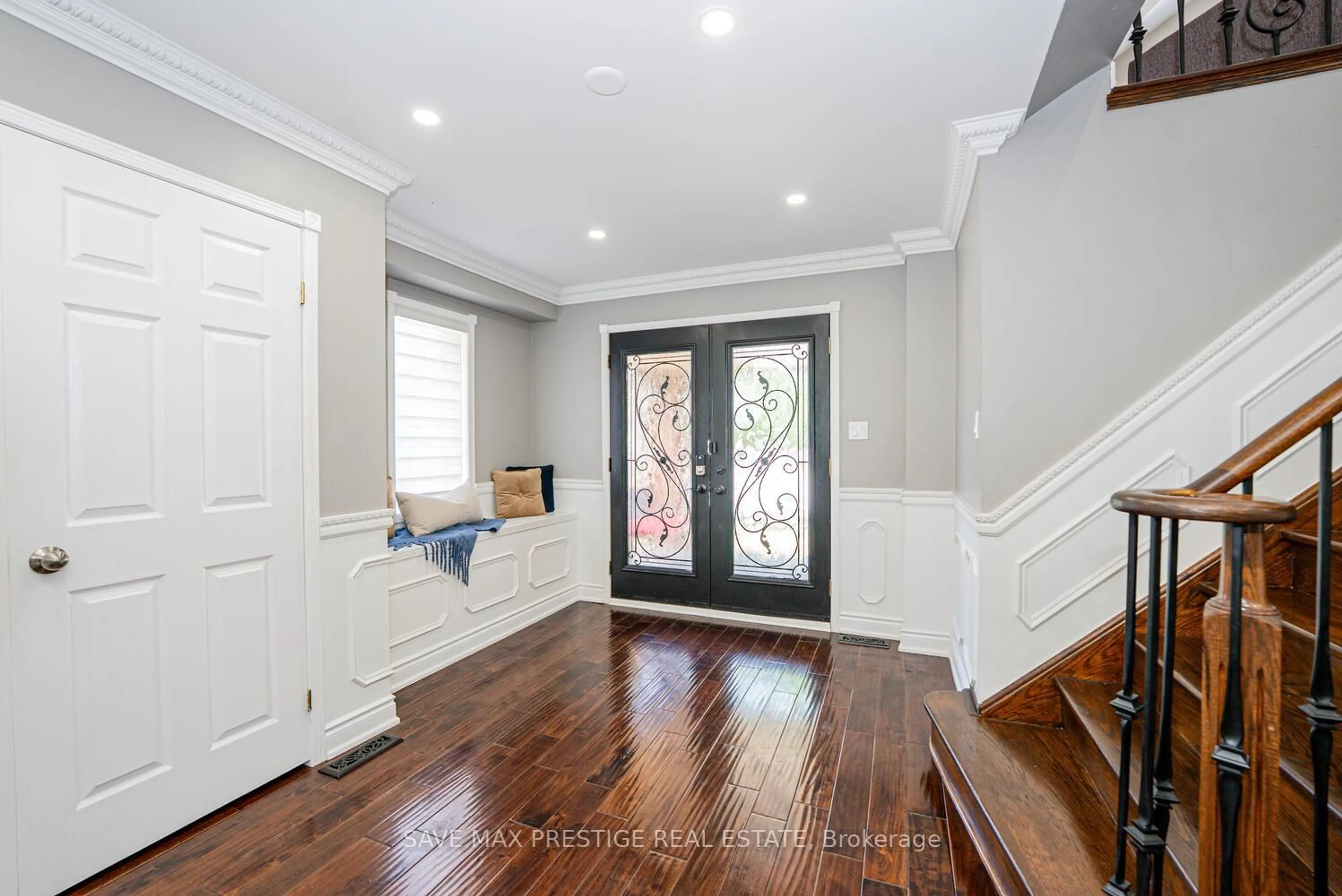 Indoor entryway for 220 Cresthaven Rd, Brampton Ontario L7A 1G5