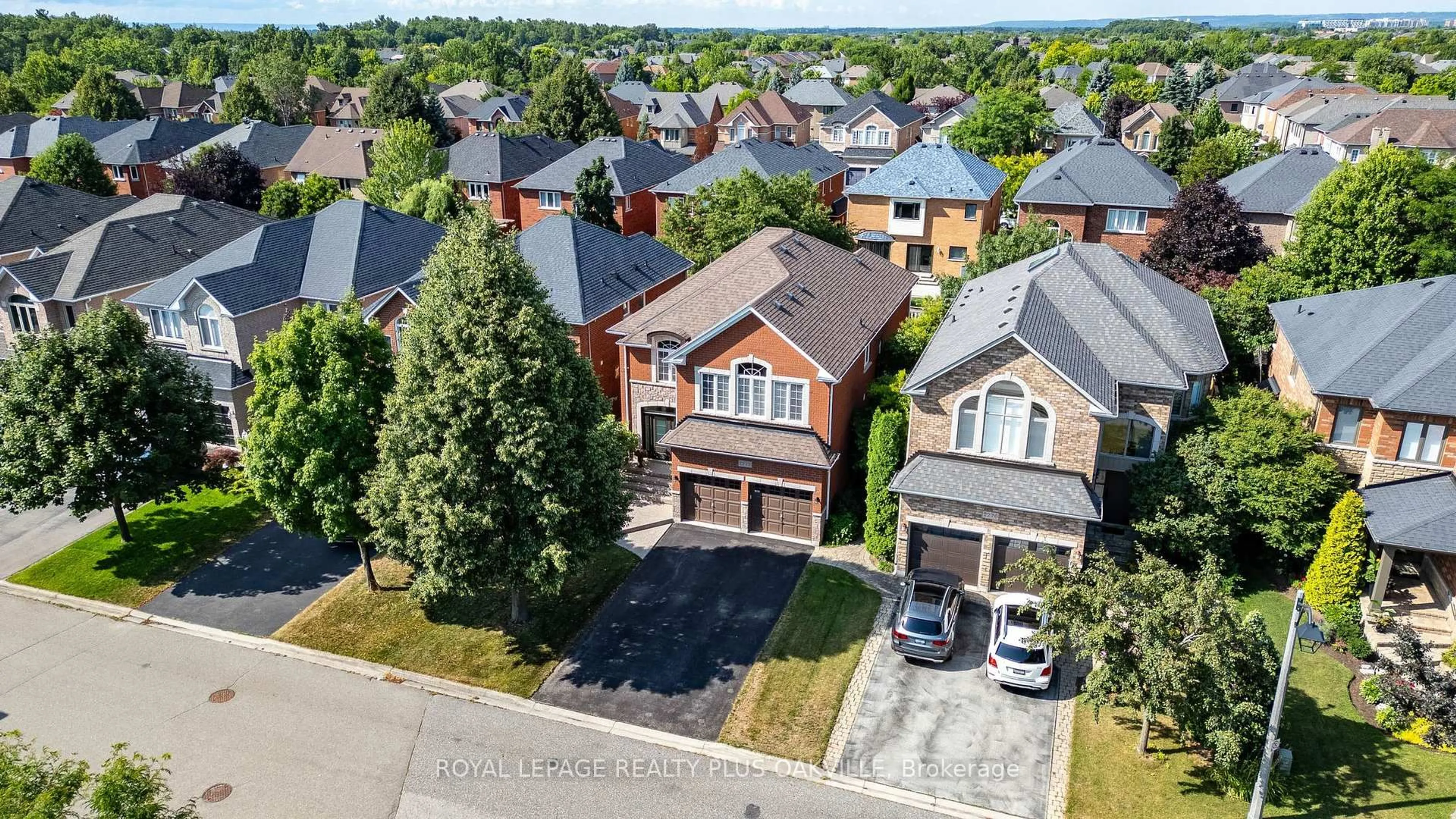 A pic from outside/outdoor area/front of a property/back of a property/a pic from drone, street for 2272 Overfield Rd, Oakville Ontario L6M 3S8