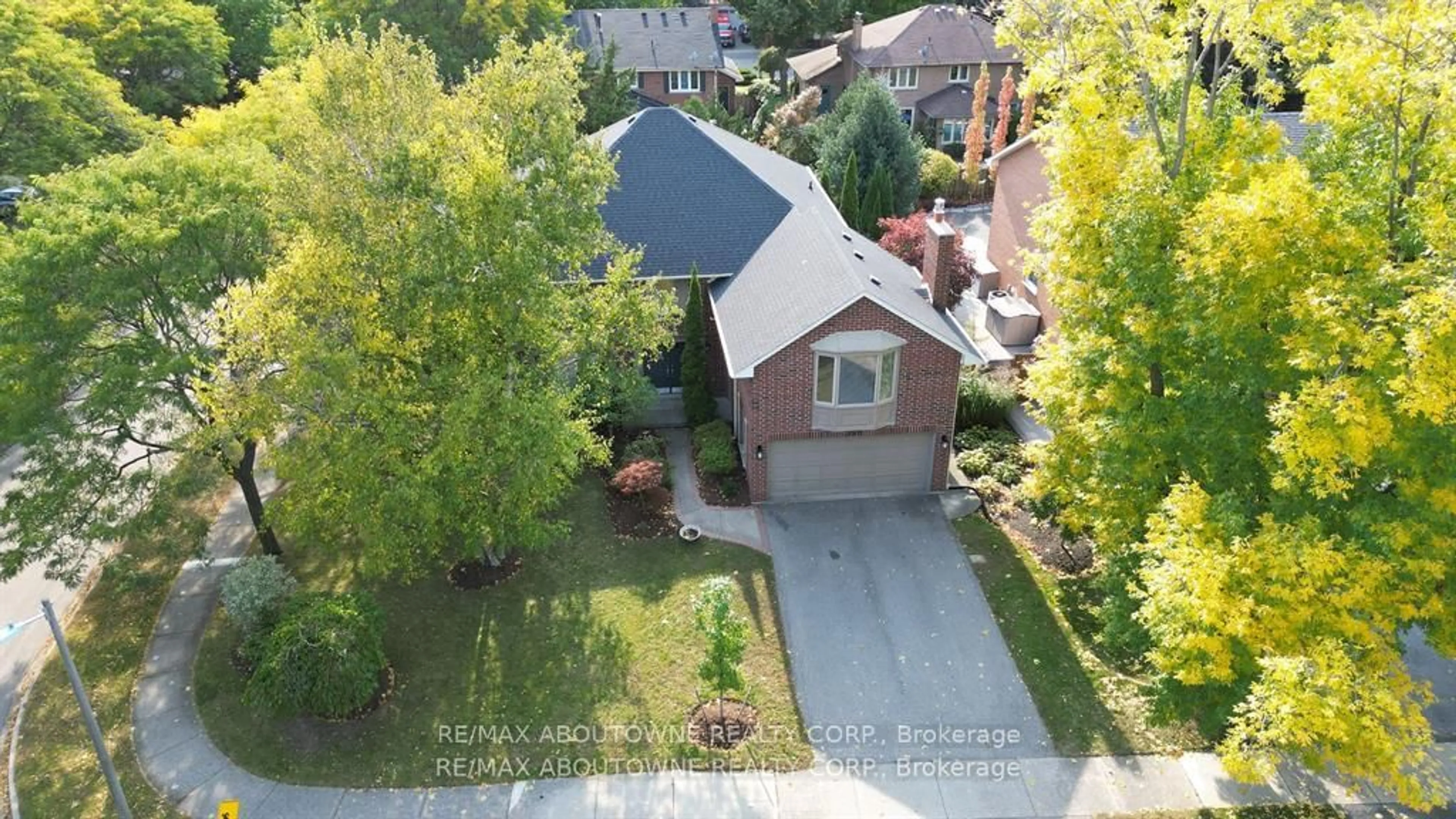 A pic from outside/outdoor area/front of a property/back of a property/a pic from drone, street for 398 Barclay Cres, Oakville Ontario L6J 6H9