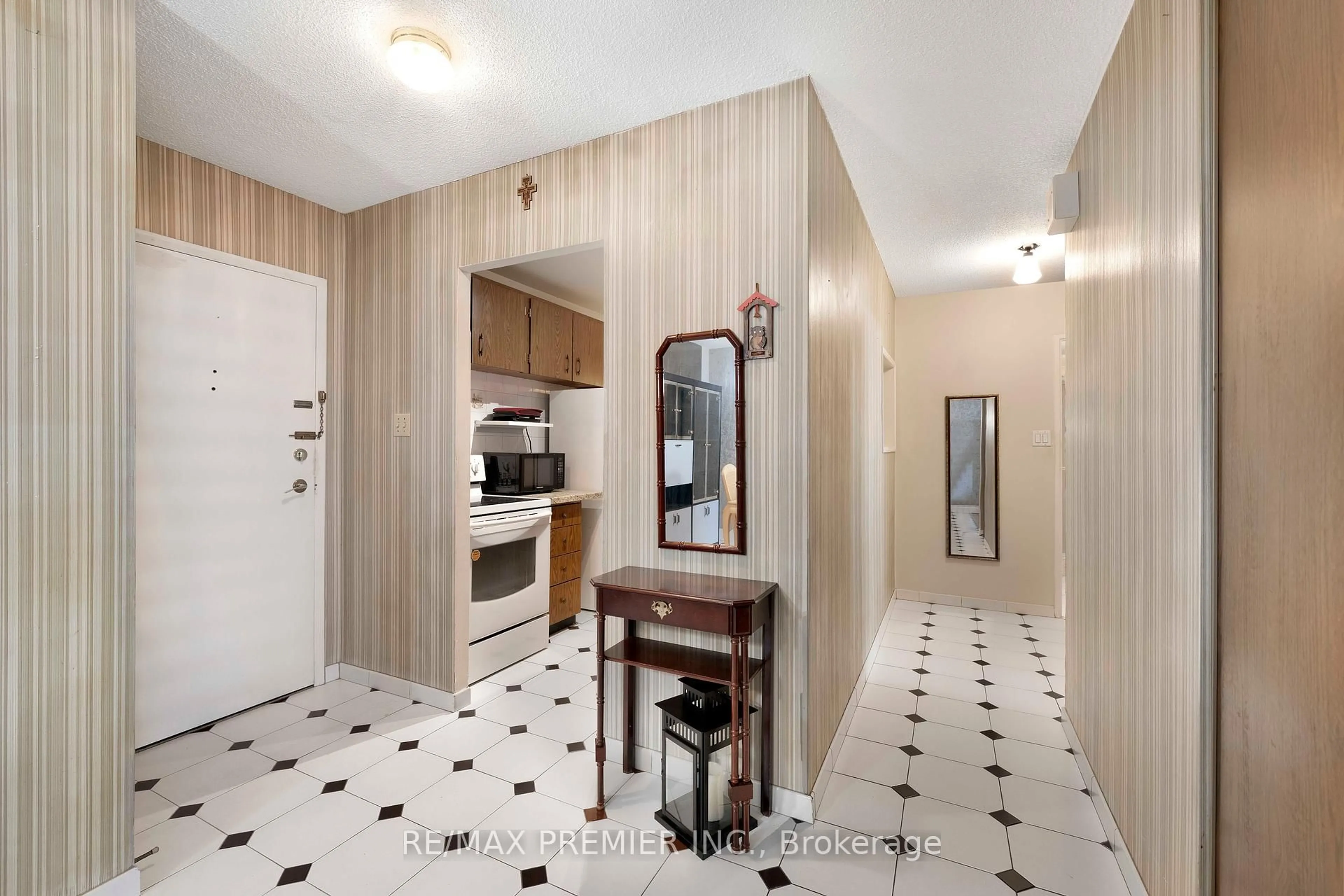 Unknown for 370 Dixon Rd #406, Toronto Ontario M9R 1T2