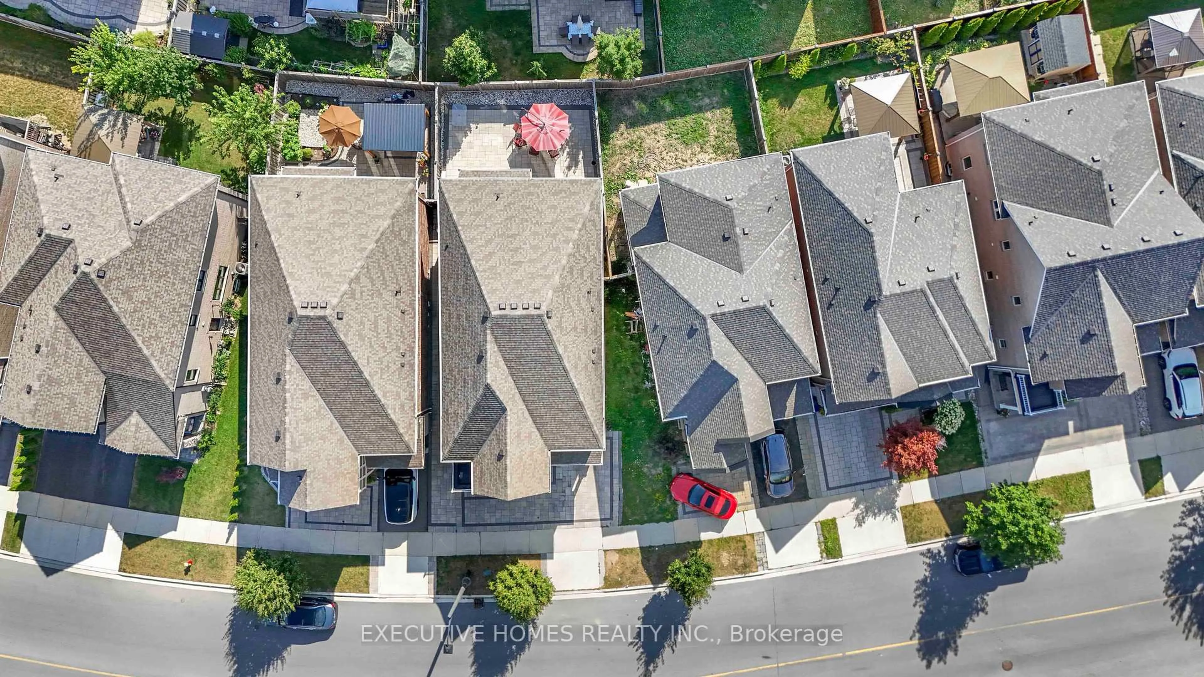 A pic from outside/outdoor area/front of a property/back of a property/a pic from drone, street for 3216 Carding Mill Tr, Oakville Ontario L6M 1N3
