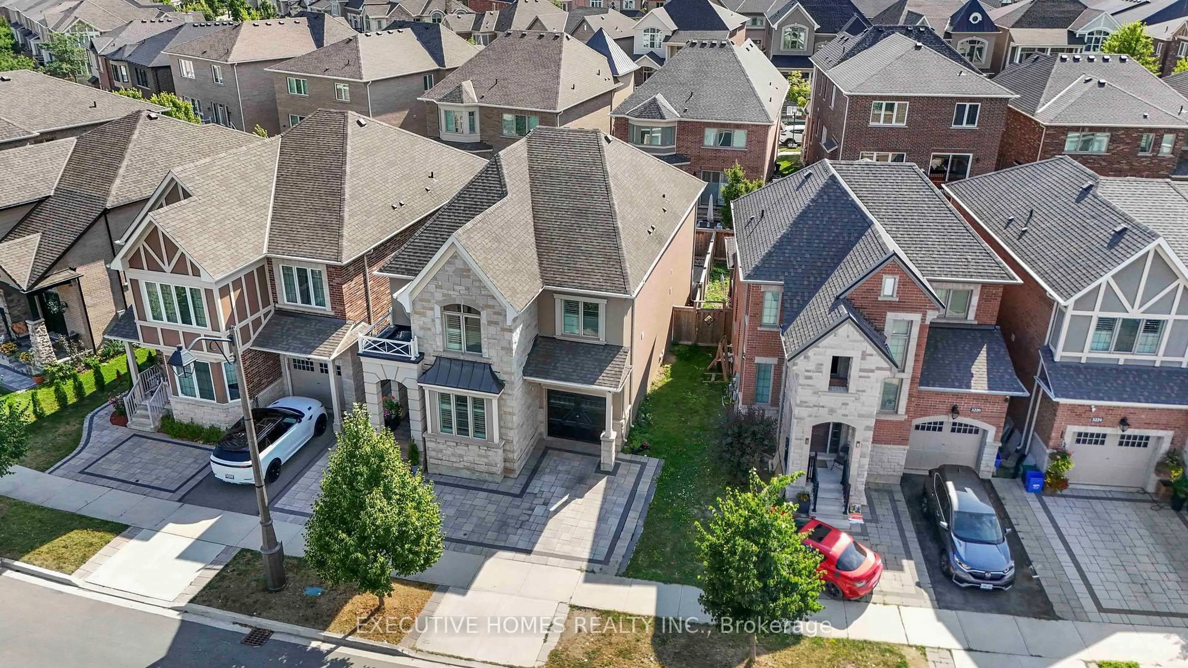 A pic from outside/outdoor area/front of a property/back of a property/a pic from drone, street for 3216 Carding Mill Tr, Oakville Ontario L6M 1N3