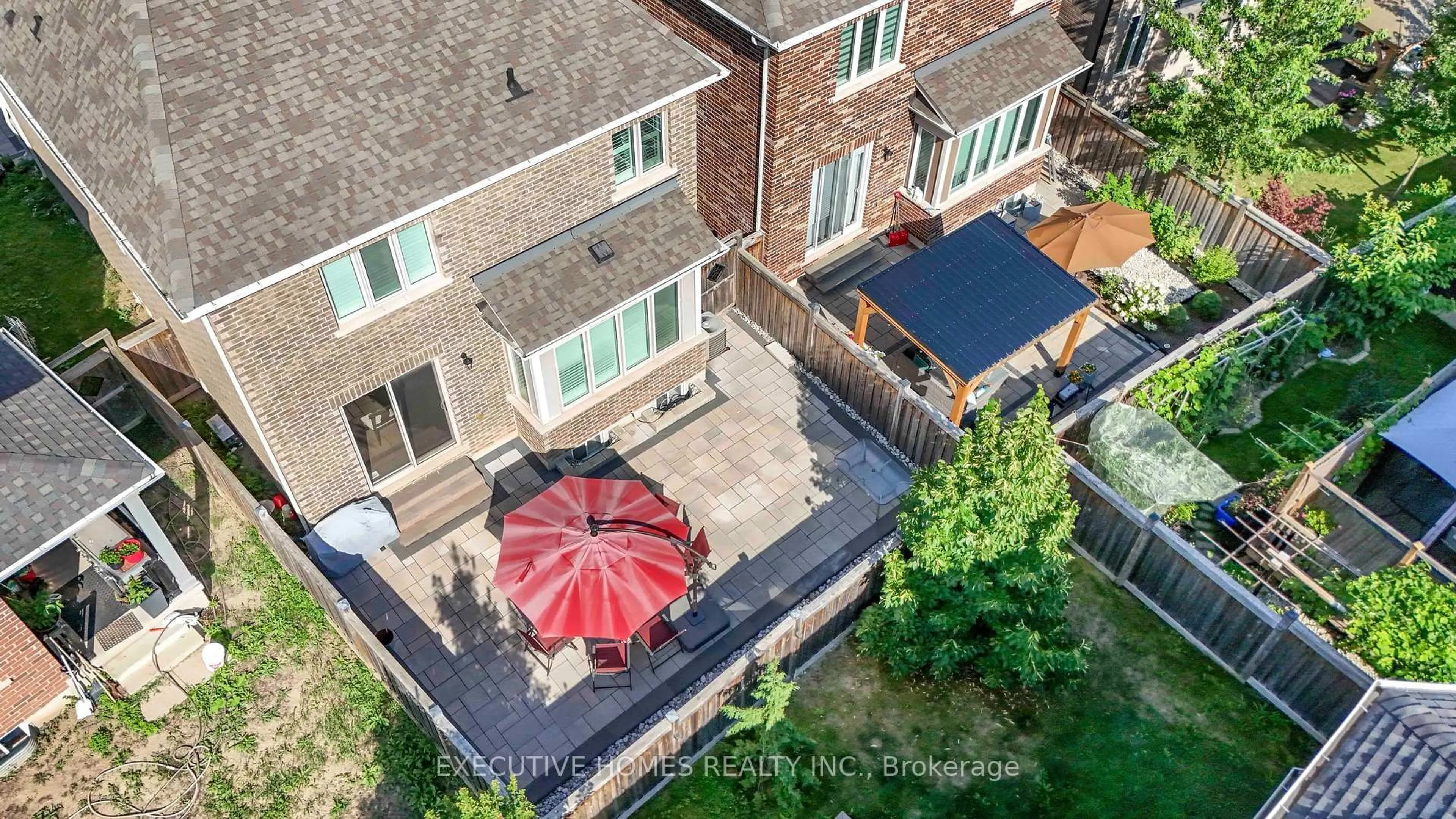 A pic from outside/outdoor area/front of a property/back of a property/a pic from drone, street for 3216 Carding Mill Tr, Oakville Ontario L6M 1N3