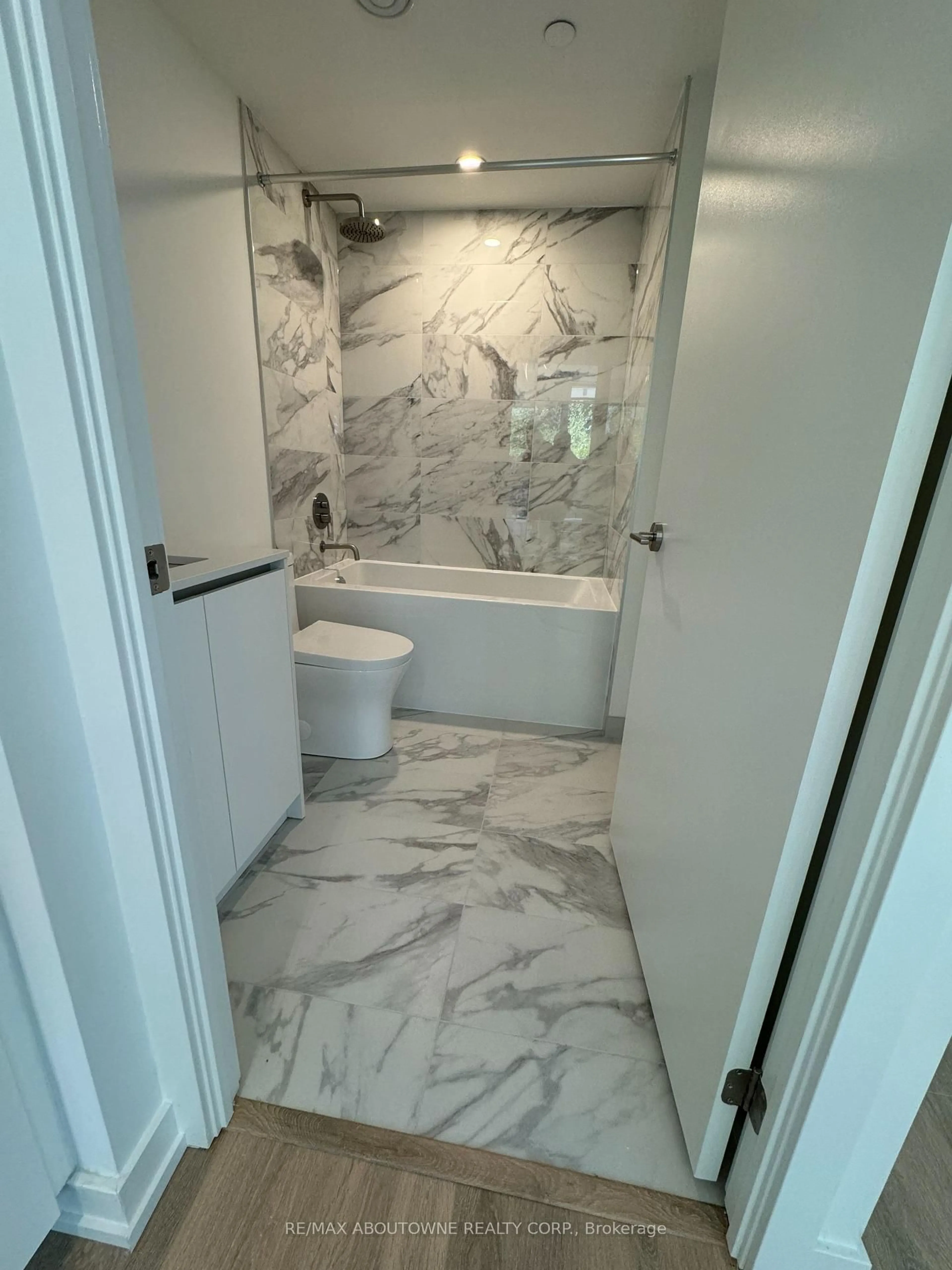Contemporary bathroom, ceramic/tile floor for 1100 Sheppard Ave #511, Toronto Ontario M3K 0E4