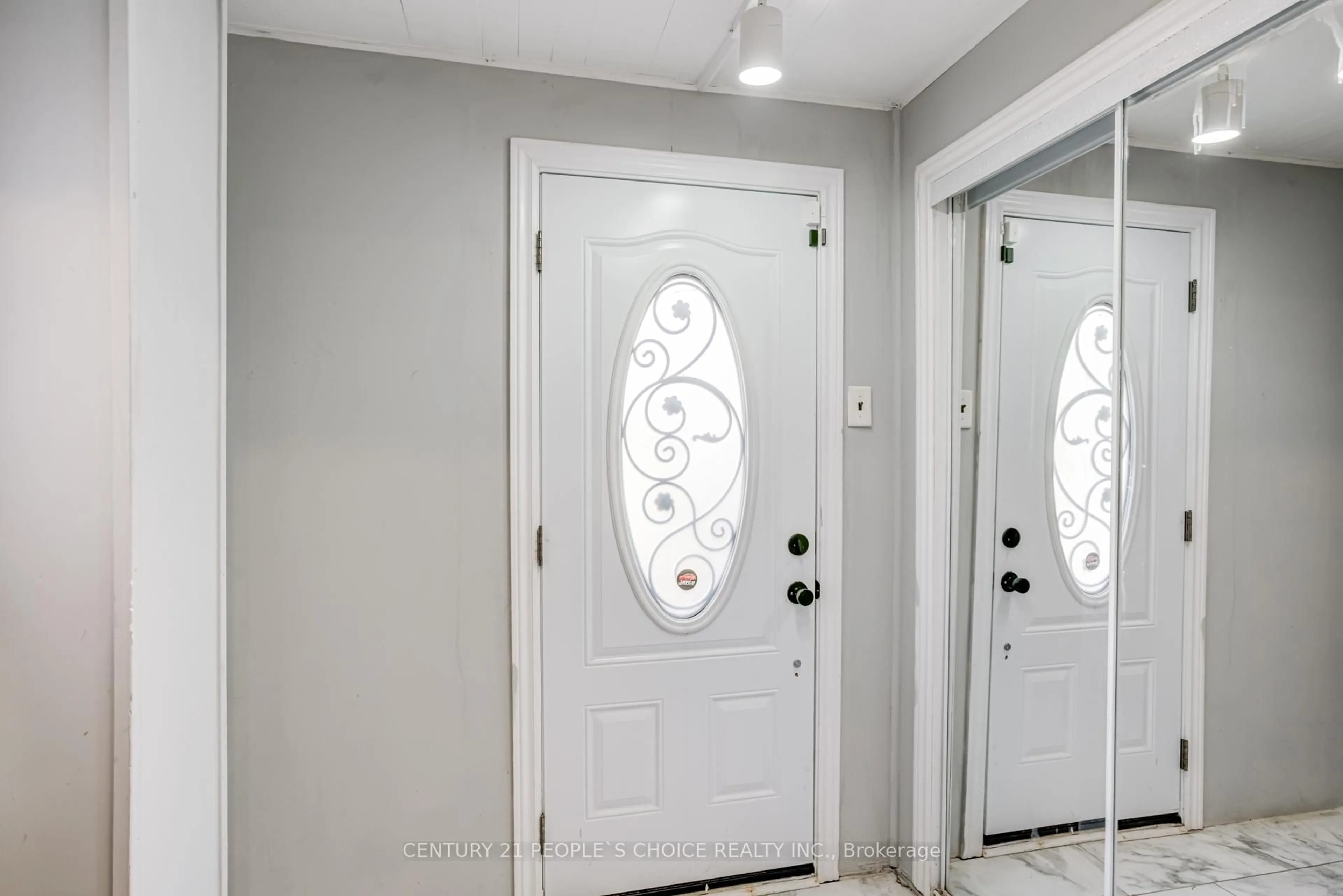Indoor entryway for 18 Hernon Crt, Brampton Ontario L6S 2B9