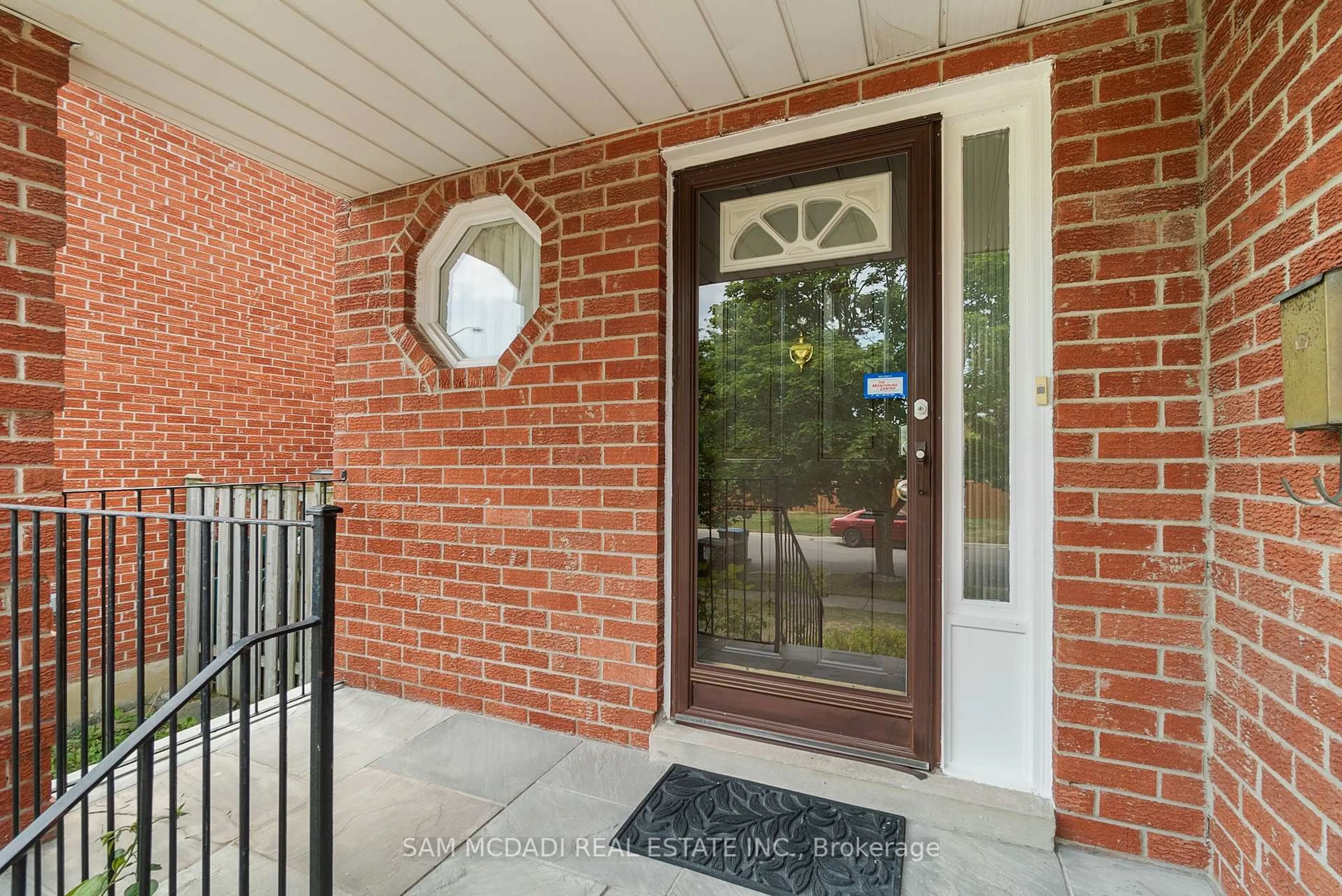 Indoor entryway for 3346 Palgrave Rd, Mississauga Ontario L5B 3E8