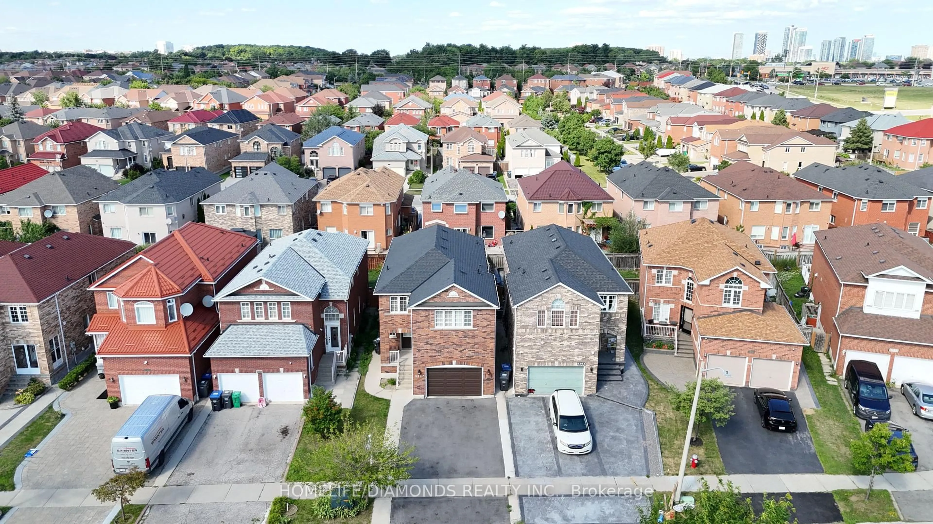 A pic from outside/outdoor area/front of a property/back of a property/a pic from drone, street for 5267 BROOKWOOD Crt, Mississauga Ontario L5V 2N8