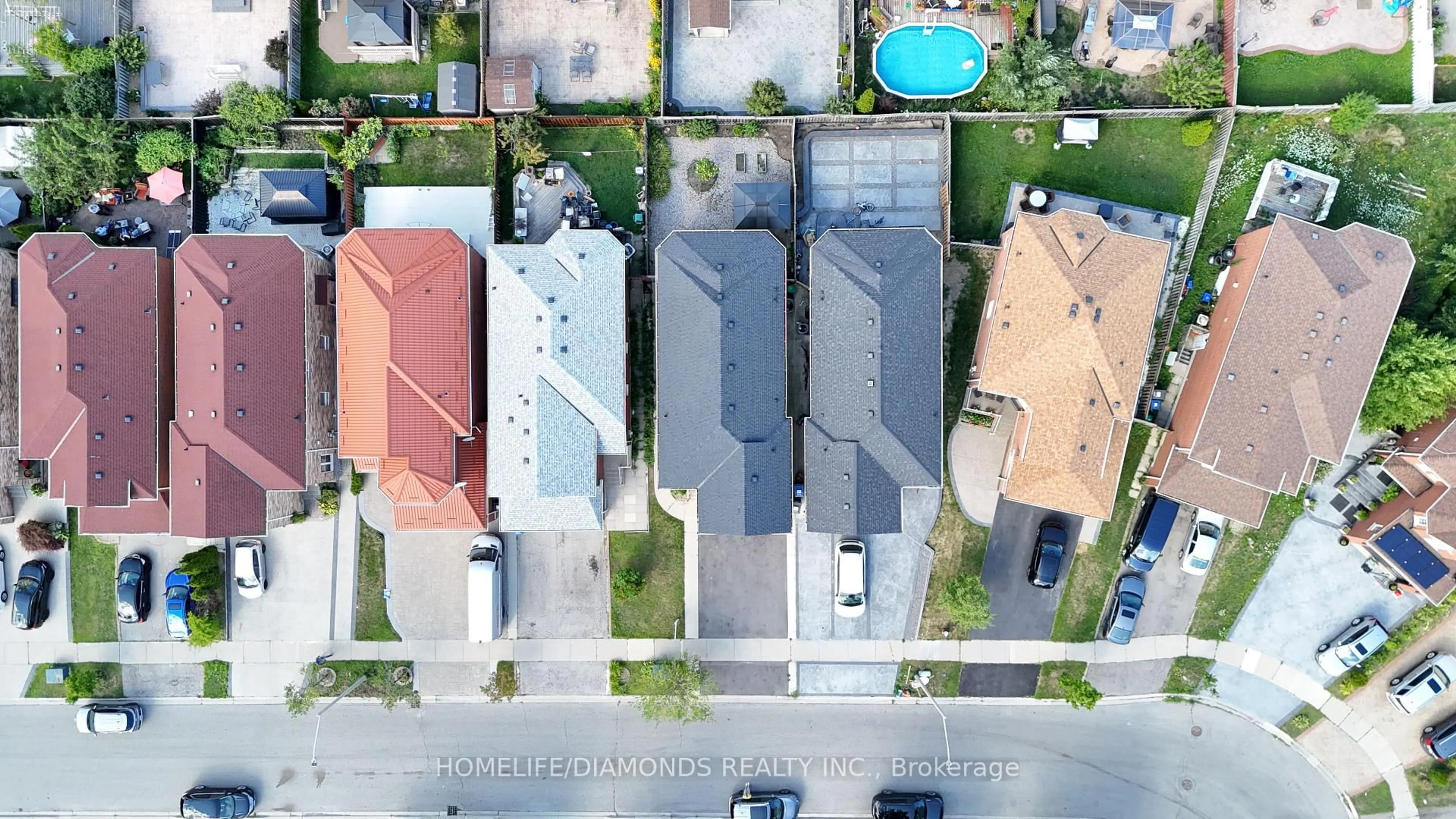 A pic from outside/outdoor area/front of a property/back of a property/a pic from drone, street for 5267 BROOKWOOD Crt, Mississauga Ontario L5V 2N8