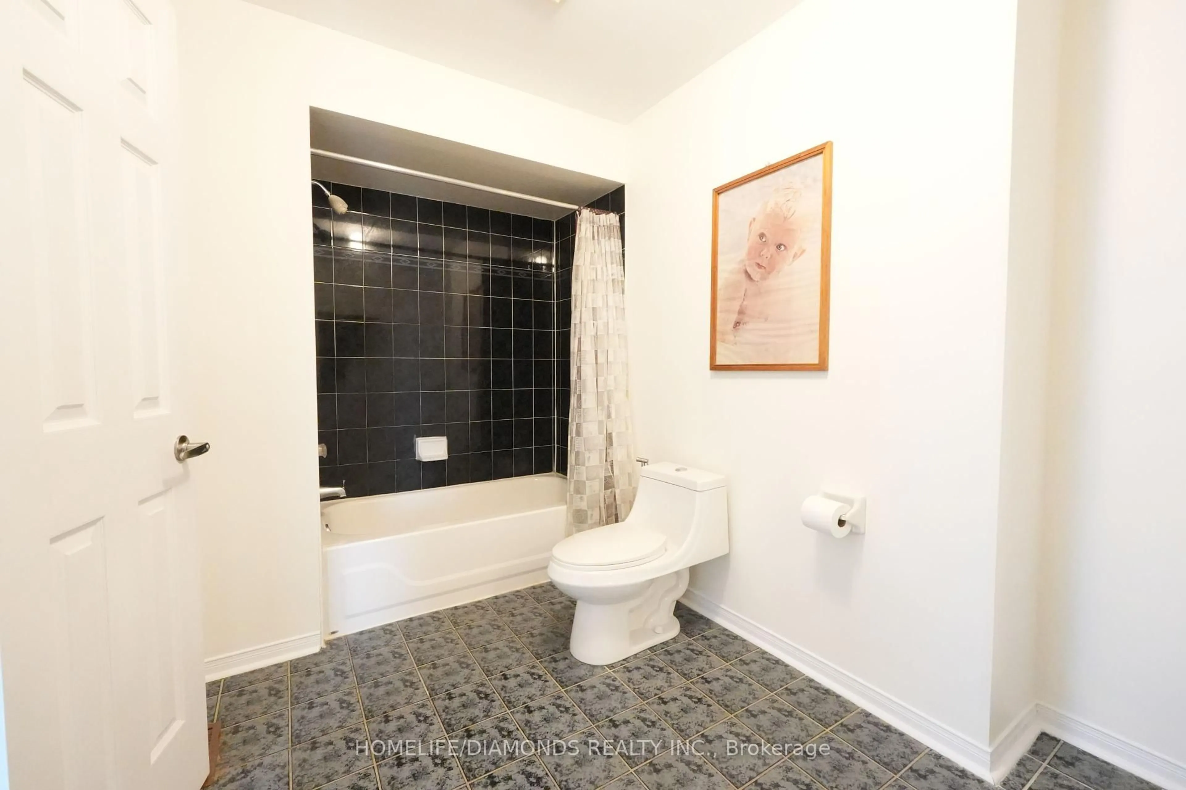 Standard bathroom, ceramic/tile floor for 5267 BROOKWOOD Crt, Mississauga Ontario L5V 2N8