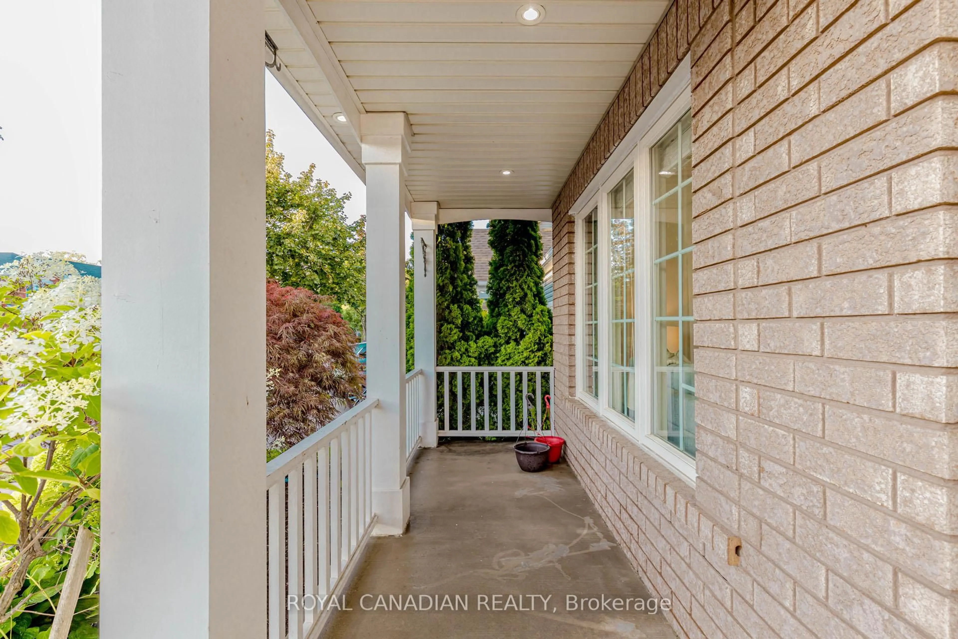 Indoor entryway for 5180 Blue Spruce Ave, Burlington Ontario L7L 6H1