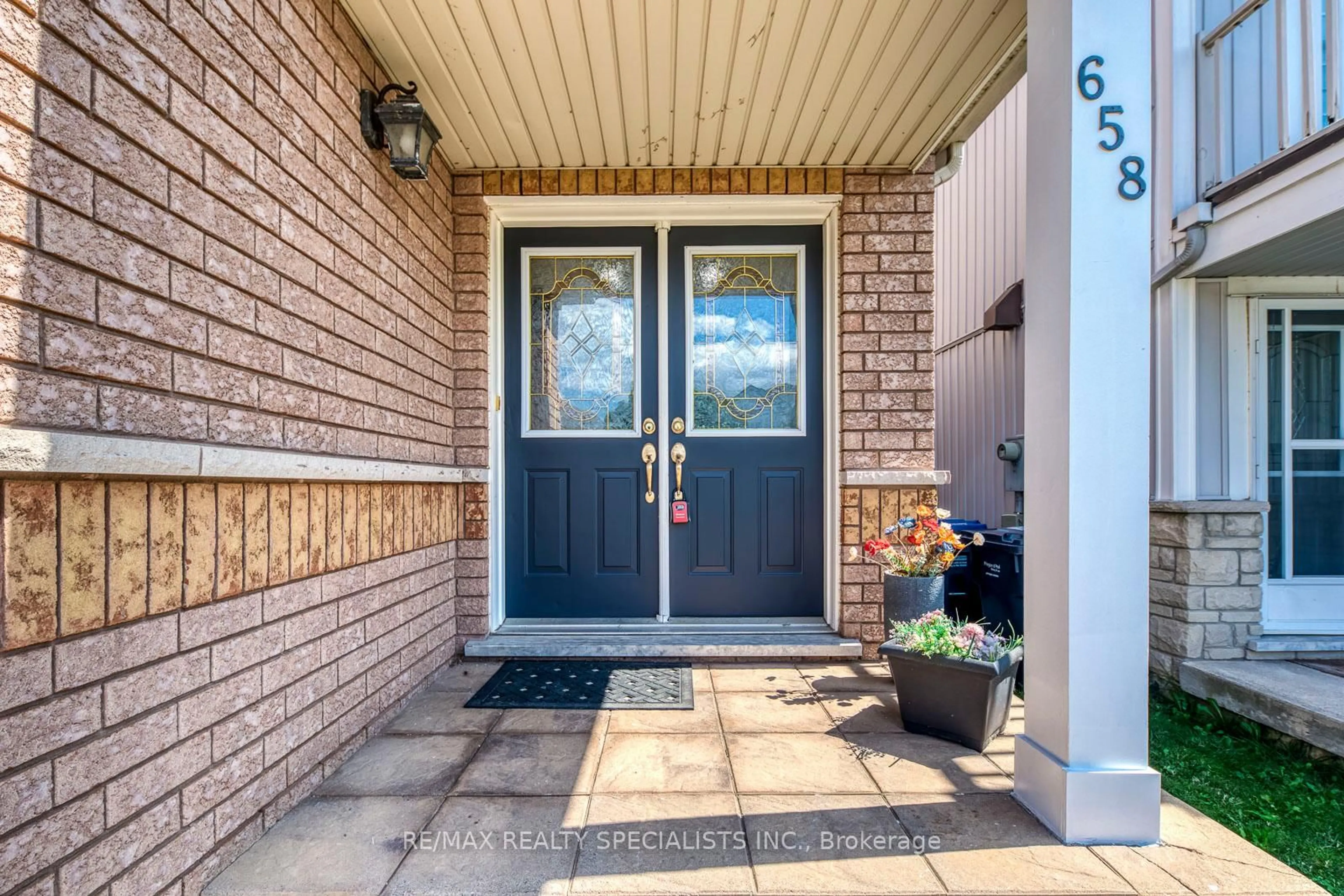 Indoor entryway for 658 Rossellini Dr, Mississauga Ontario L5W 1K9