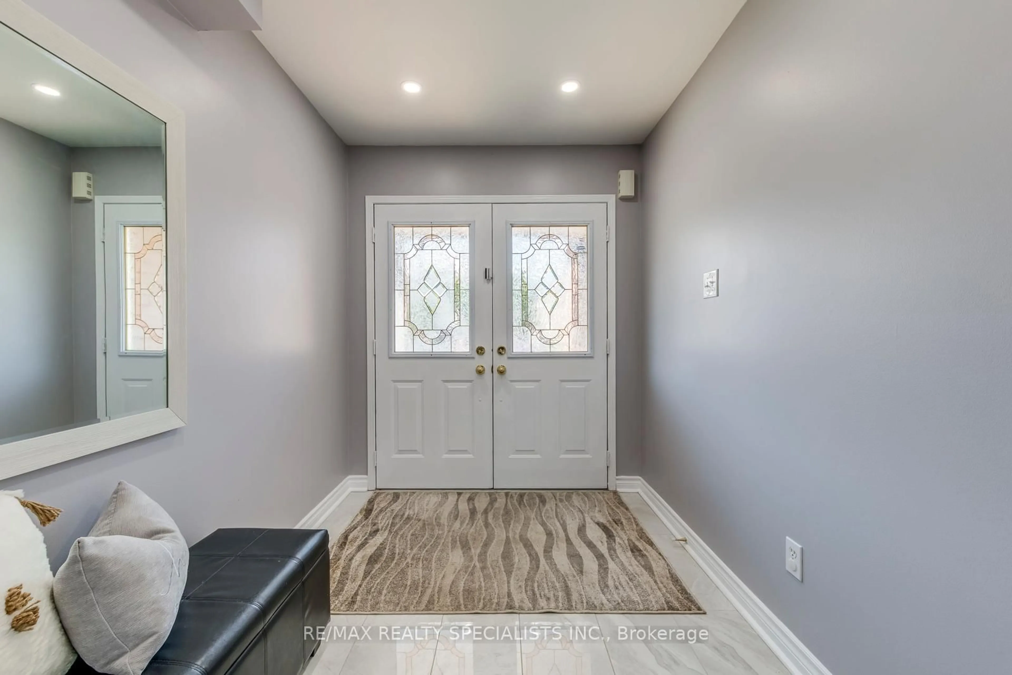 Indoor entryway for 658 Rossellini Dr, Mississauga Ontario L5W 1K9