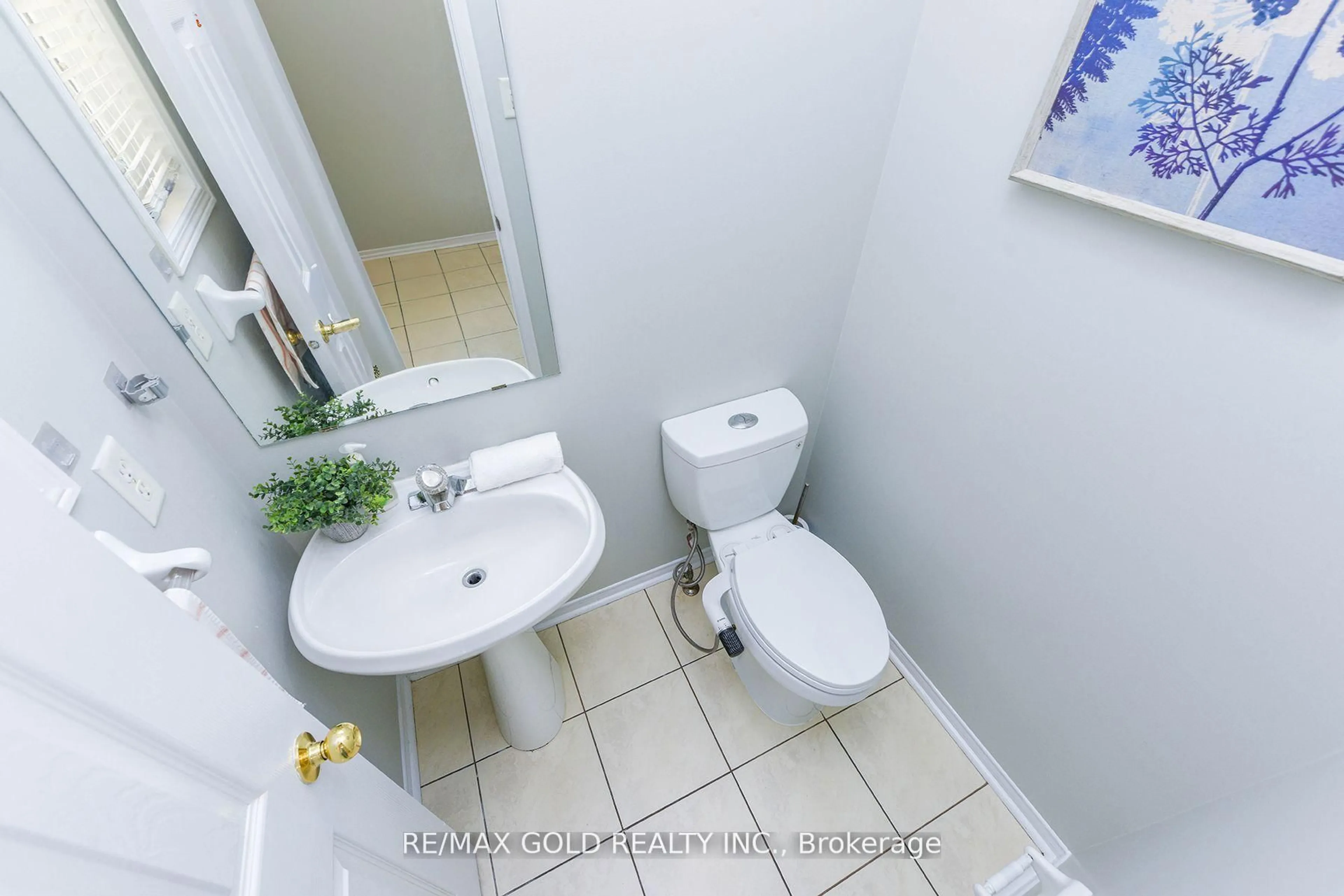 Standard bathroom, ceramic/tile floor for 86 Charleswood Circ, Brampton Ontario L7A 1Z1