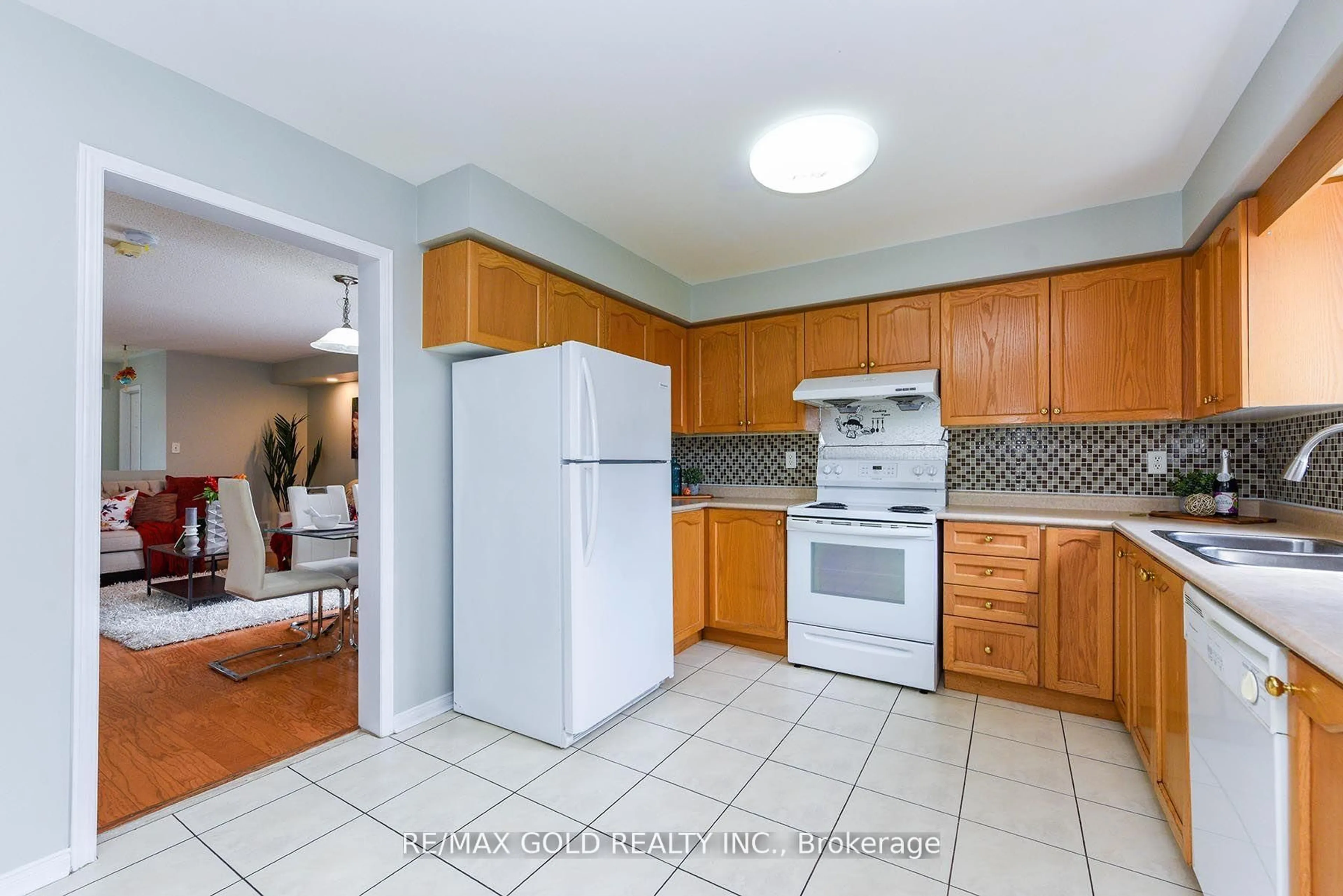 Standard kitchen, ceramic/tile floor for 86 Charleswood Circ, Brampton Ontario L7A 1Z1