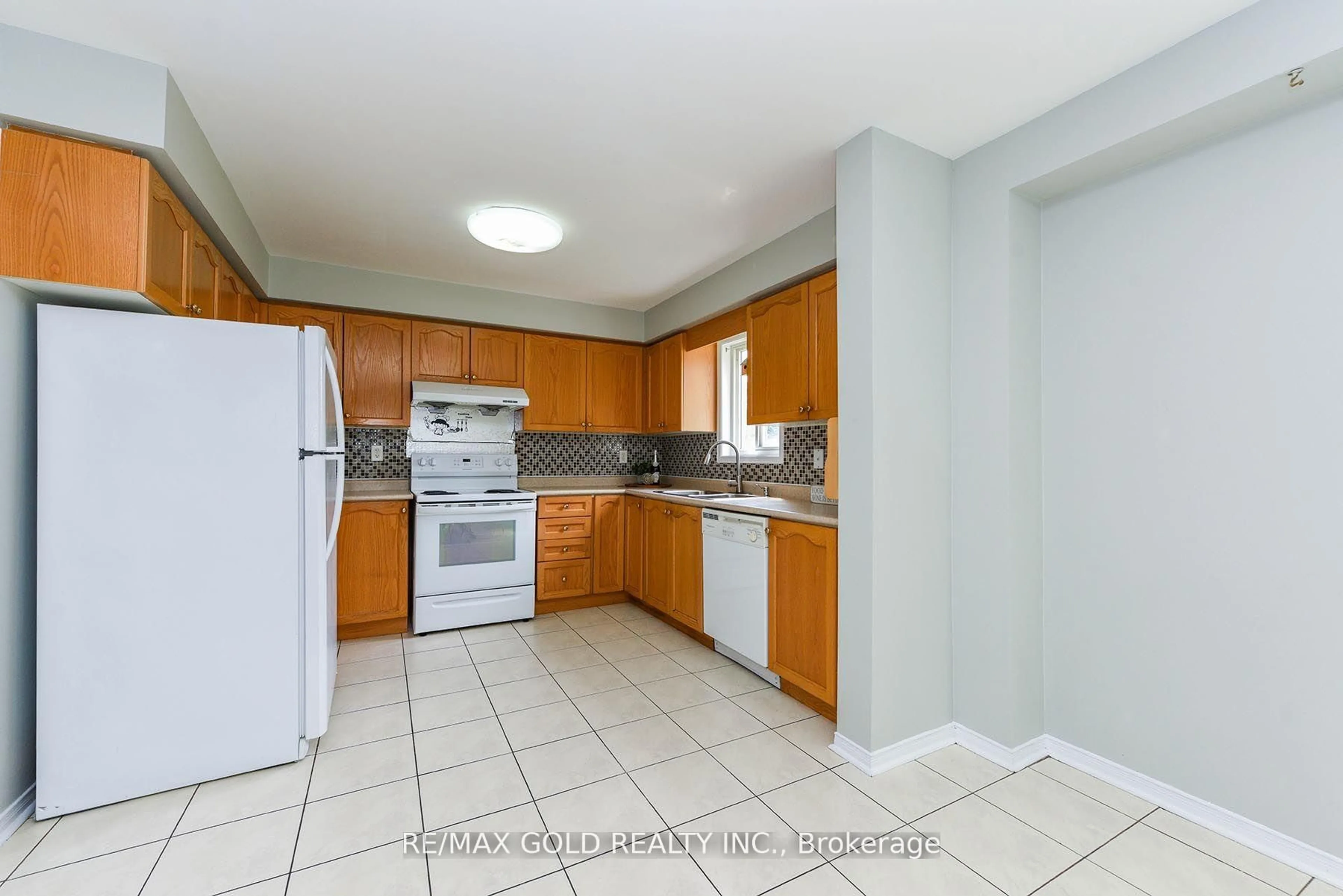 Standard kitchen, ceramic/tile floor for 86 Charleswood Circ, Brampton Ontario L7A 1Z1
