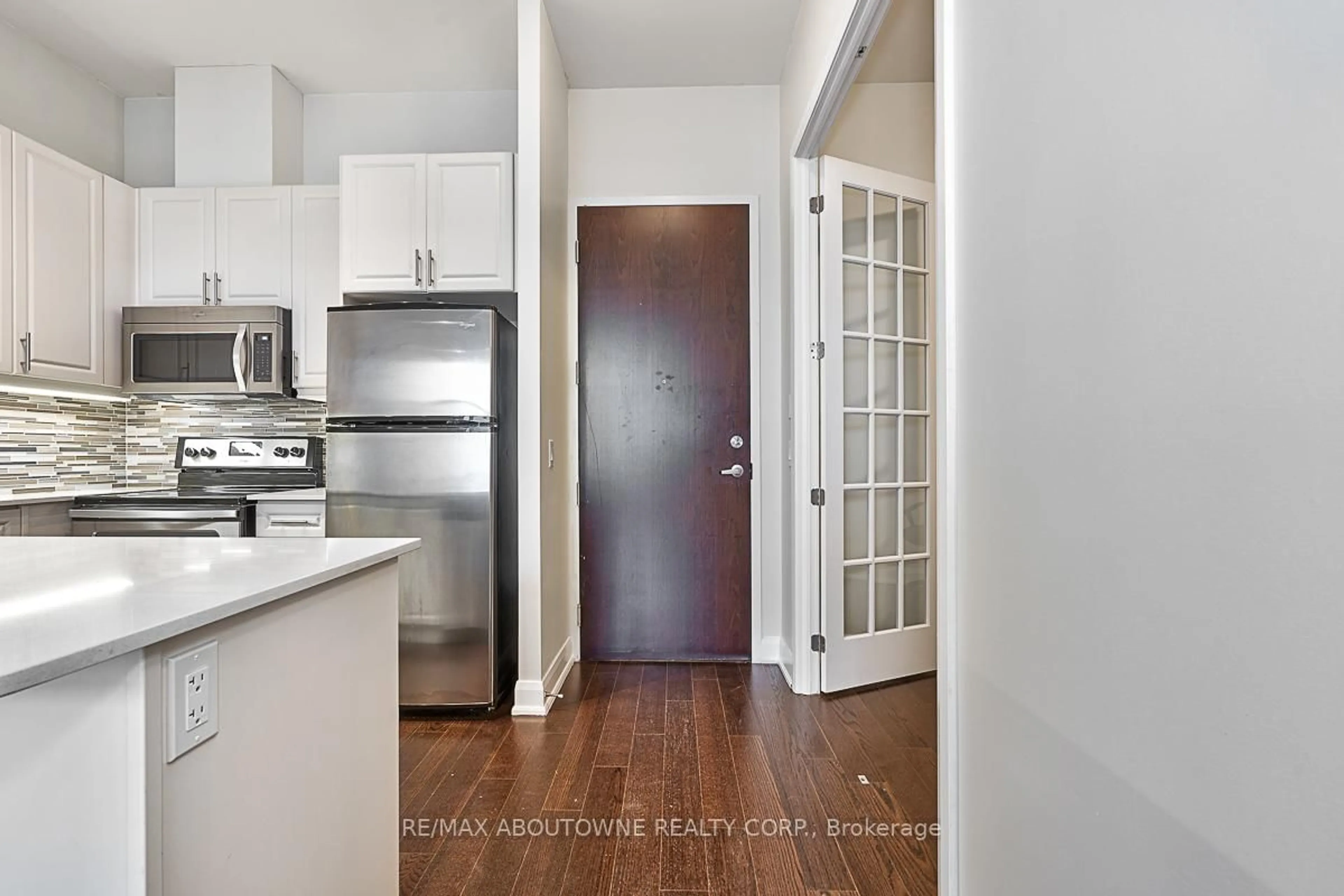 Standard kitchen, wood/laminate floor for 2480 PRINCE MICHAEL Dr #714, Oakville Ontario L6H 0H1