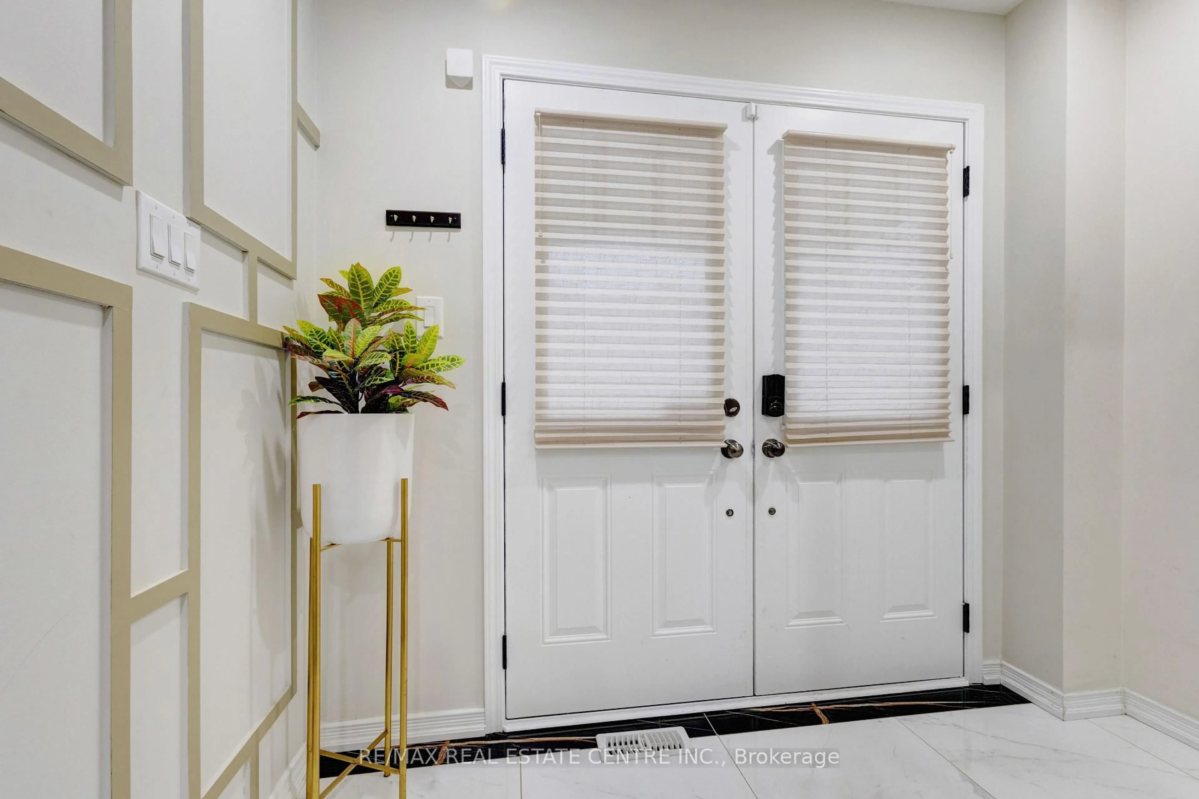 Indoor entryway for 11 Hoover Rd, Brampton Ontario L7A 4L2