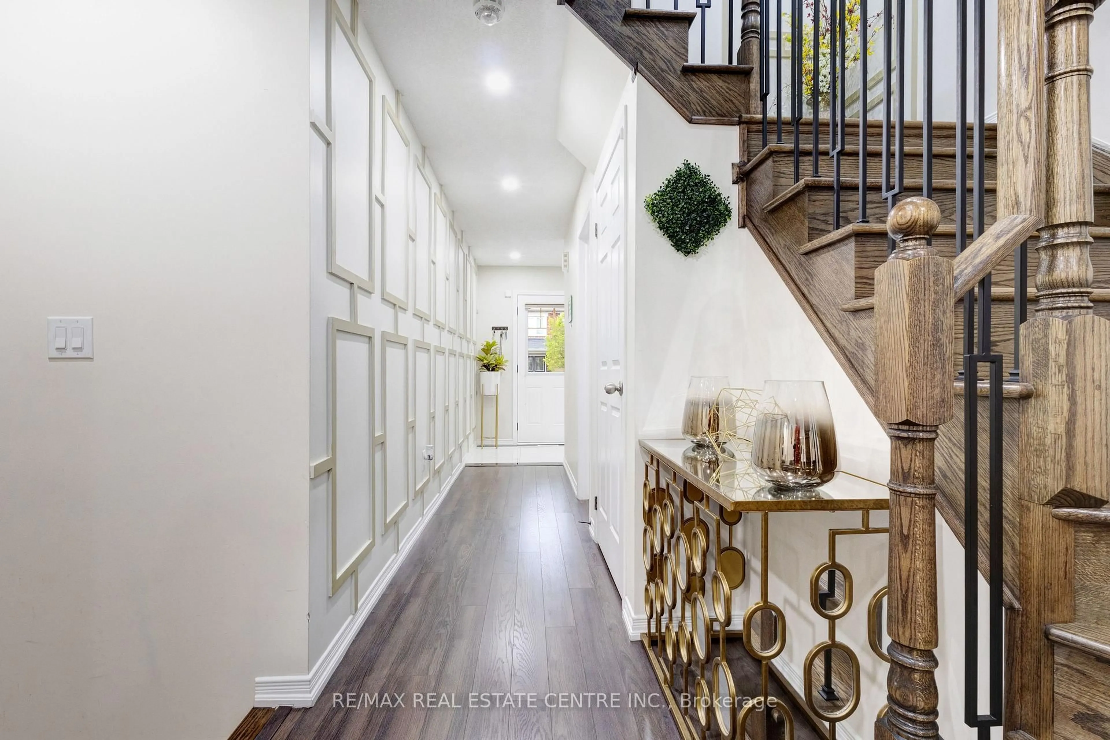 Indoor entryway for 11 Hoover Rd, Brampton Ontario L7A 4L2