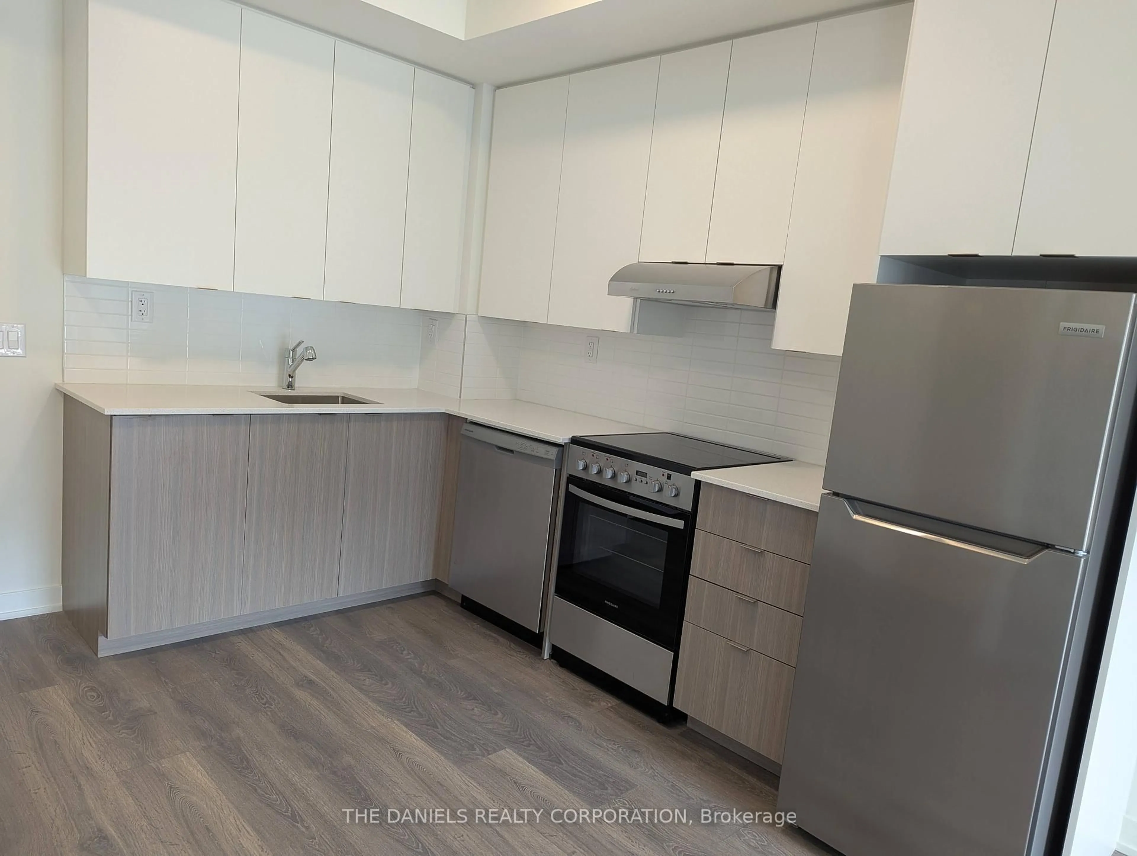 Standard kitchen, wood/laminate floor for 135 Canon Jackson Dr #107, Toronto Ontario M6M 0C3
