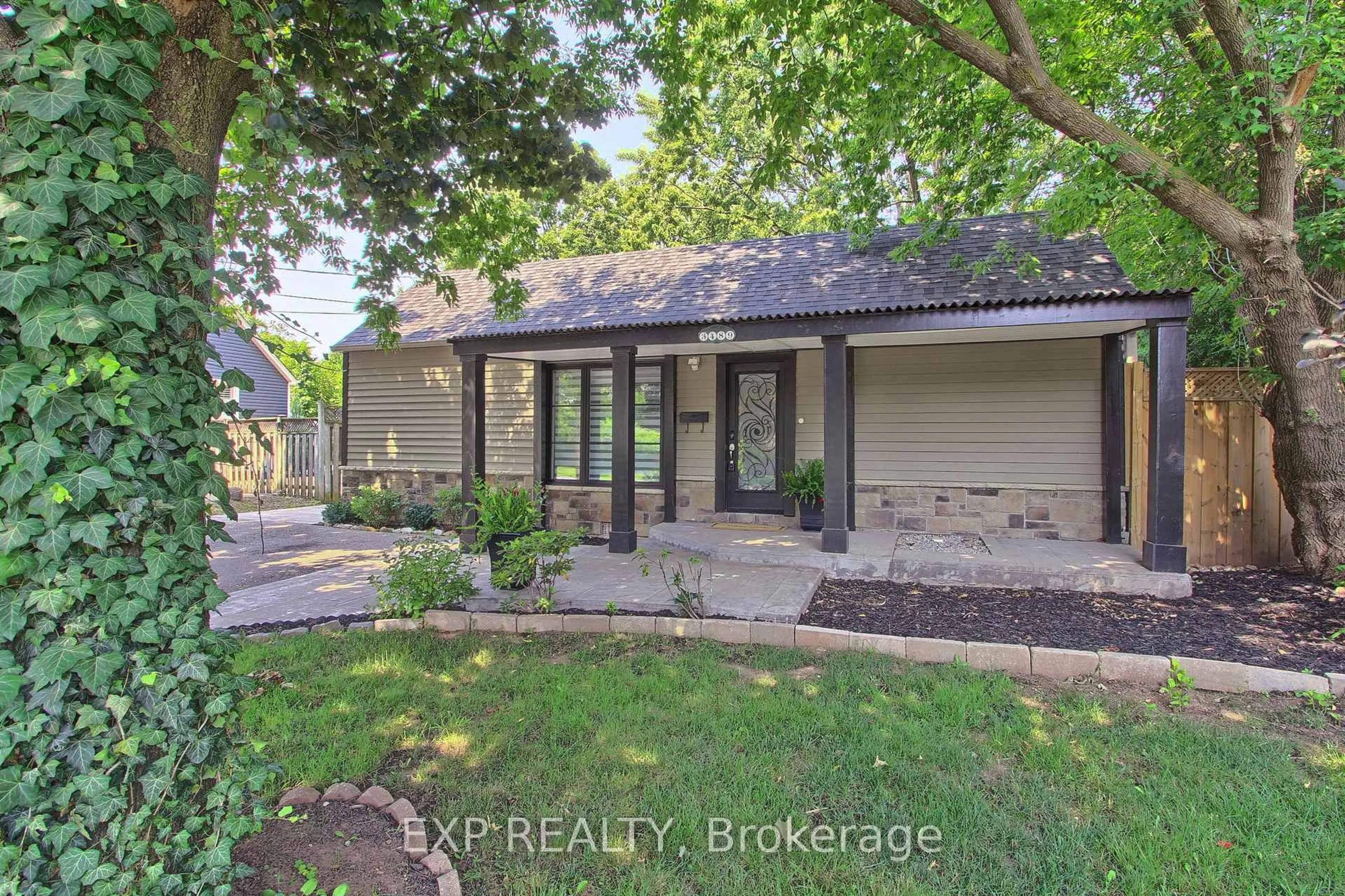 A pic from outside/outdoor area/front of a property/back of a property/a pic from drone, street for 3489 New St, Burlington Ontario L7N 1N5