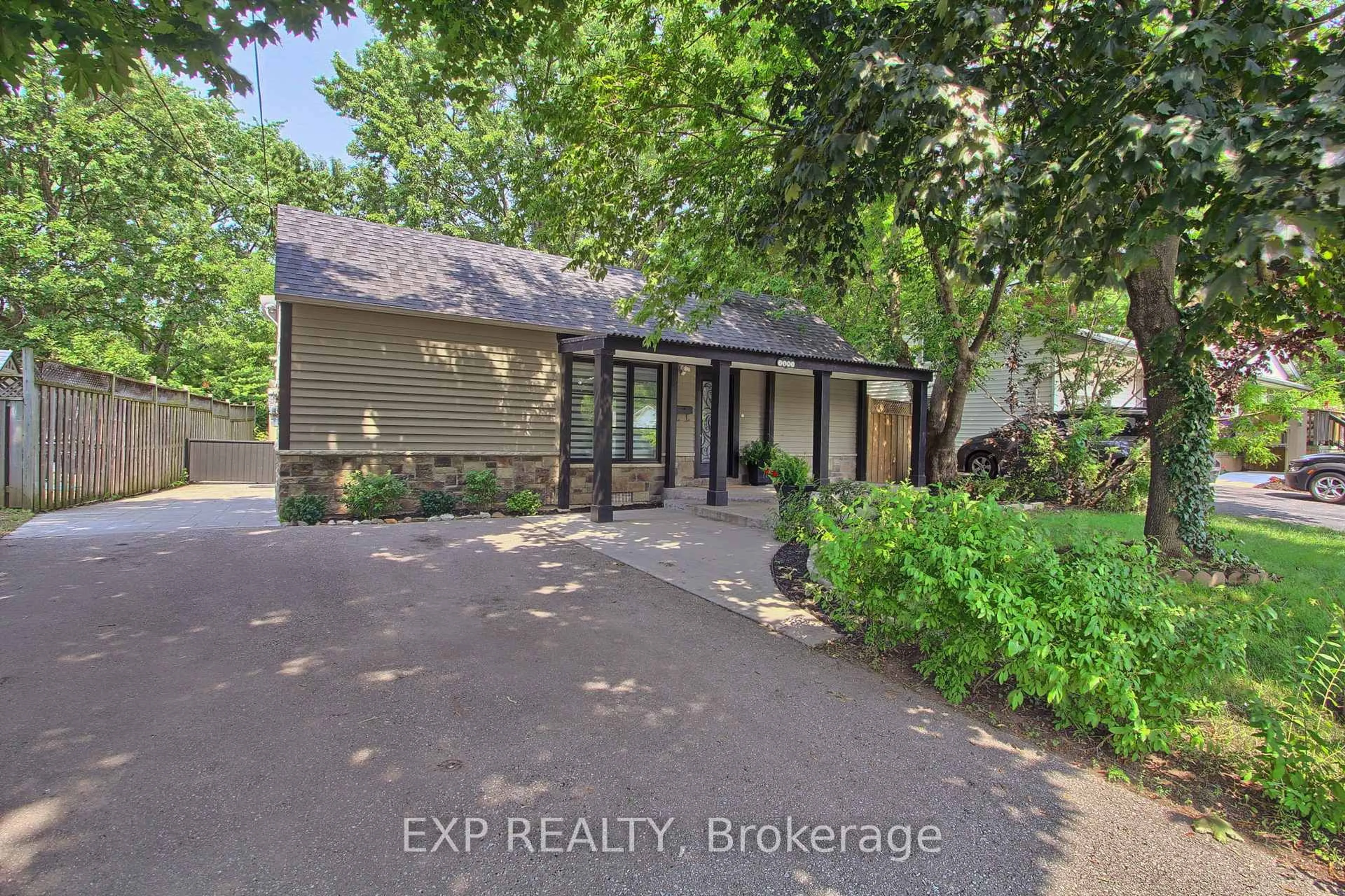 A pic from outside/outdoor area/front of a property/back of a property/a pic from drone, street for 3489 New St, Burlington Ontario L7N 1N5