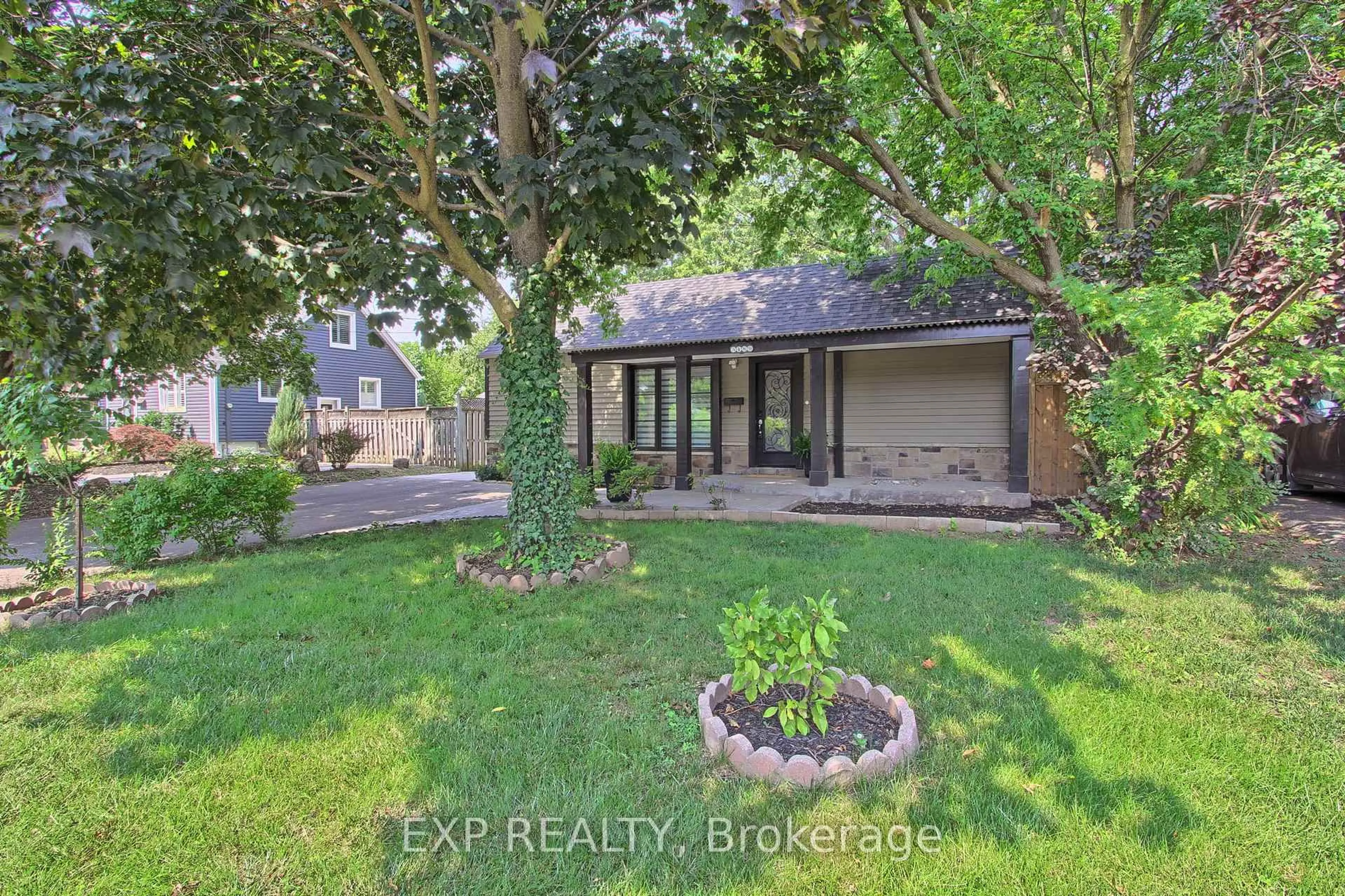 A pic from outside/outdoor area/front of a property/back of a property/a pic from drone, unknown for 3489 New St, Burlington Ontario L7N 1N5