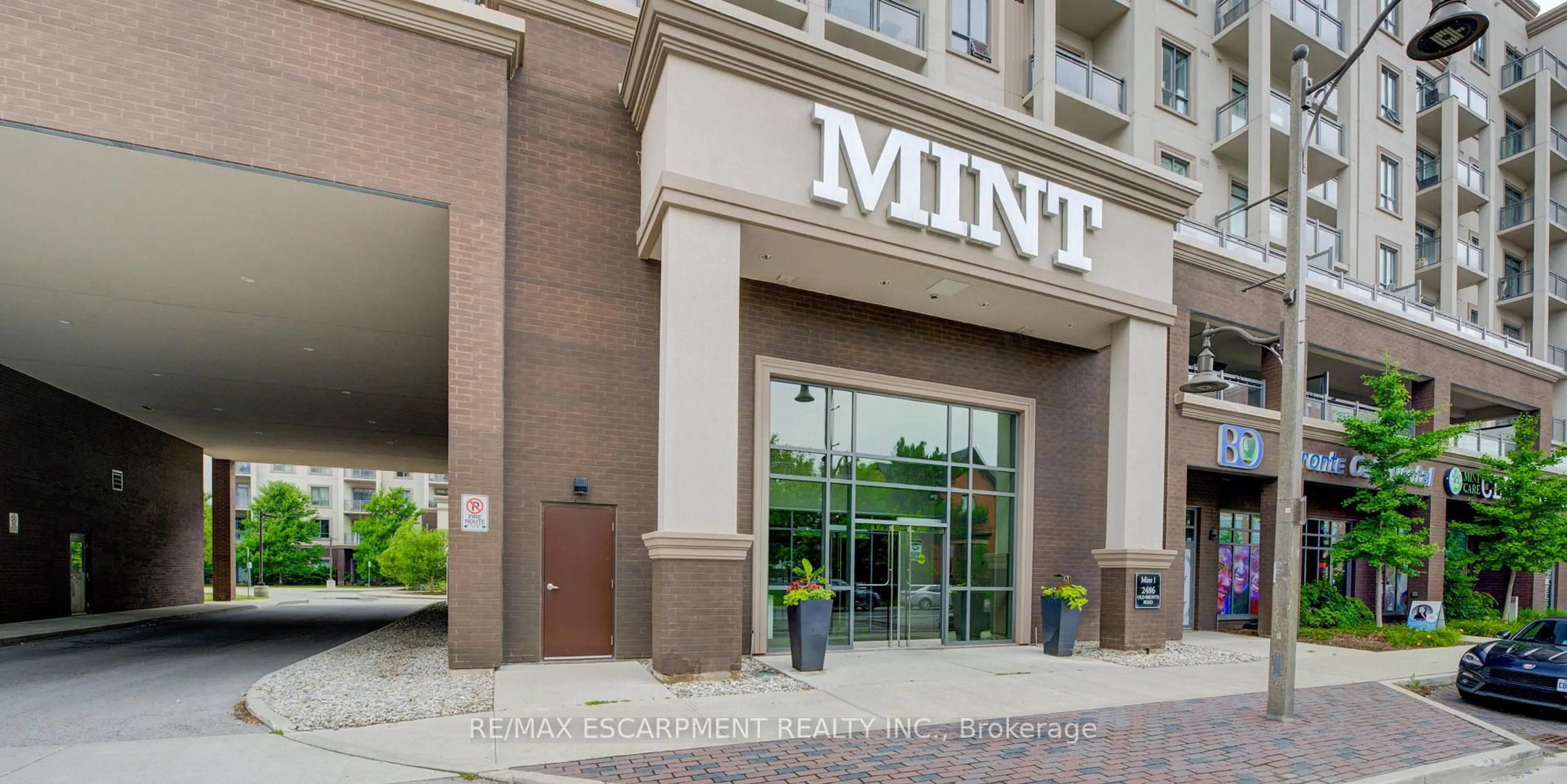 Indoor foyer for 2486 Old Bronte Rd #720, Oakville Ontario L6M 4J2
