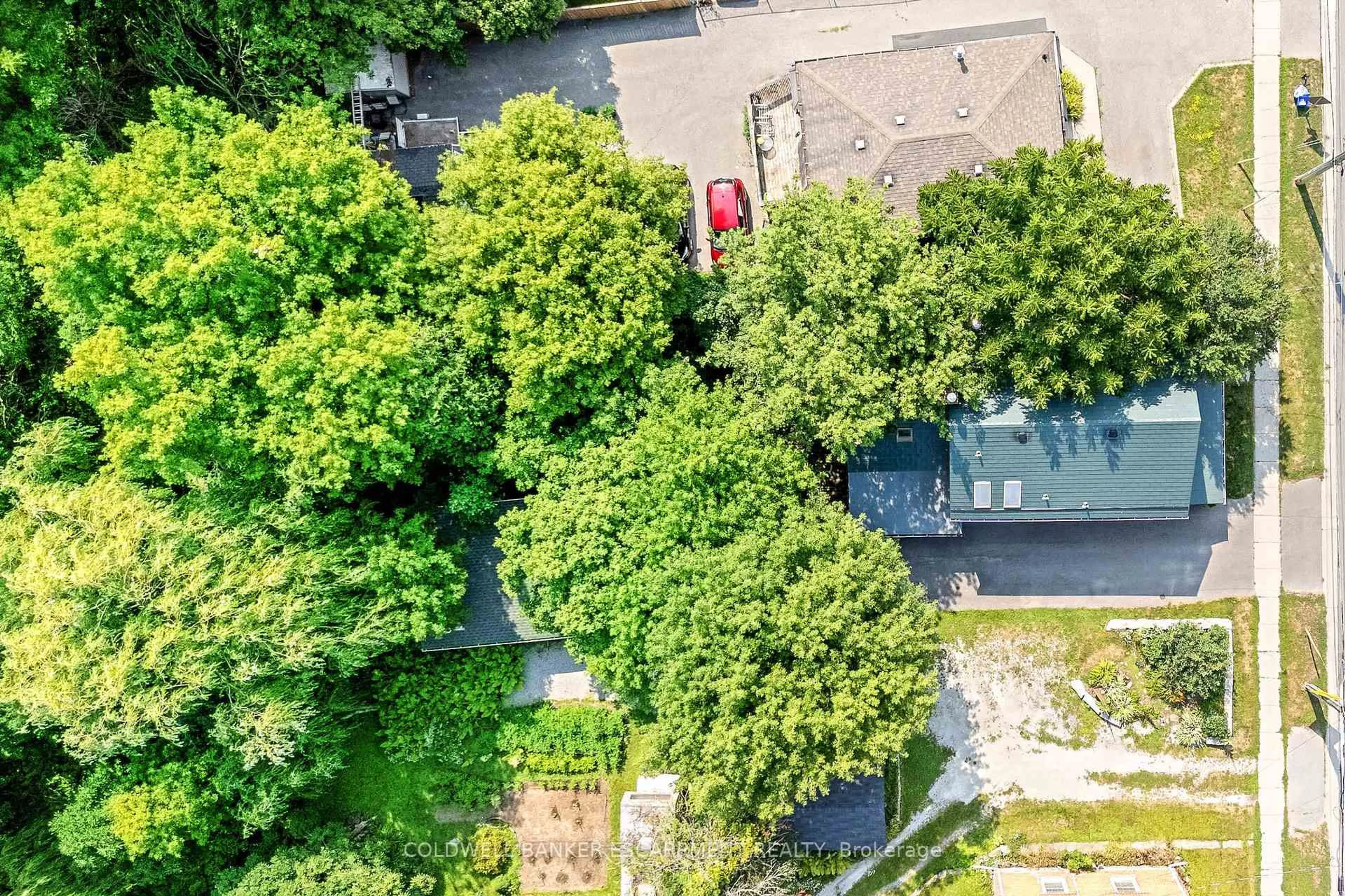 A pic from outside/outdoor area/front of a property/back of a property/a pic from drone, unknown for 115 Main St, Halton Hills Ontario L7J 1W5