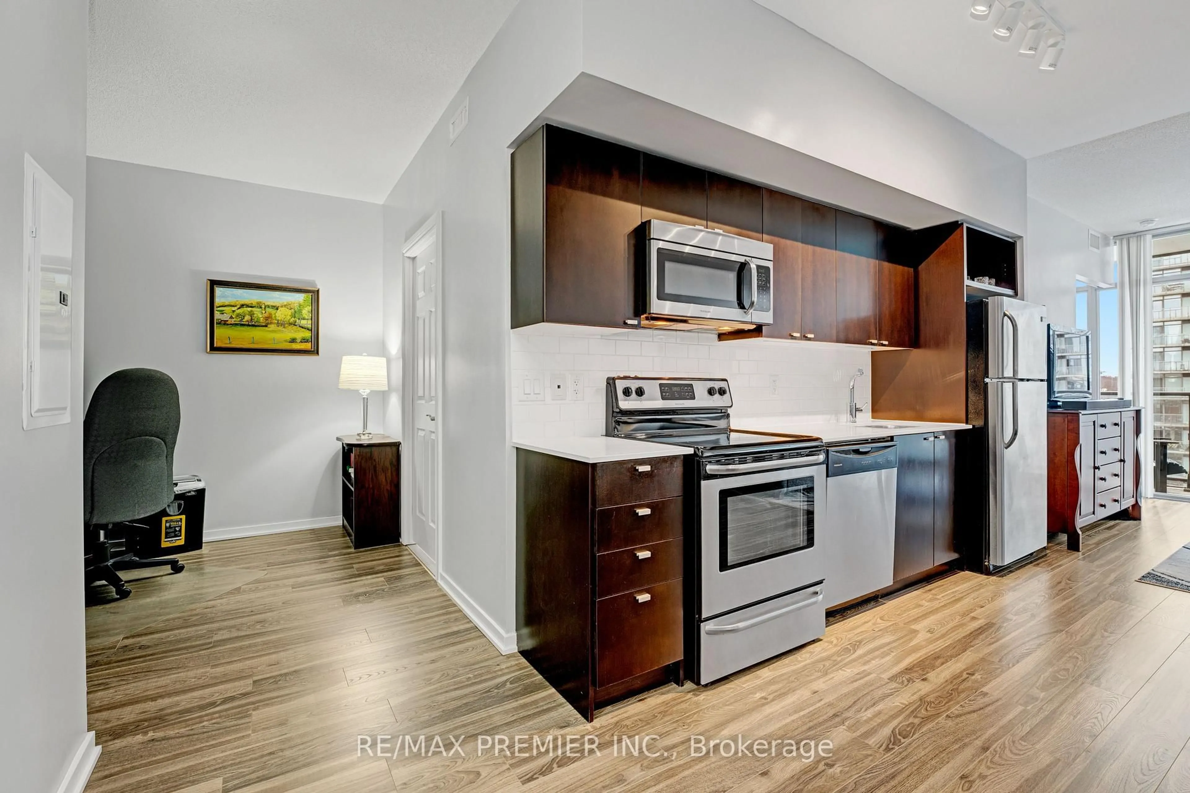 Open concept kitchen, wood/laminate floor for 105 The Queensway #714, Toronto Ontario M6S 5B5