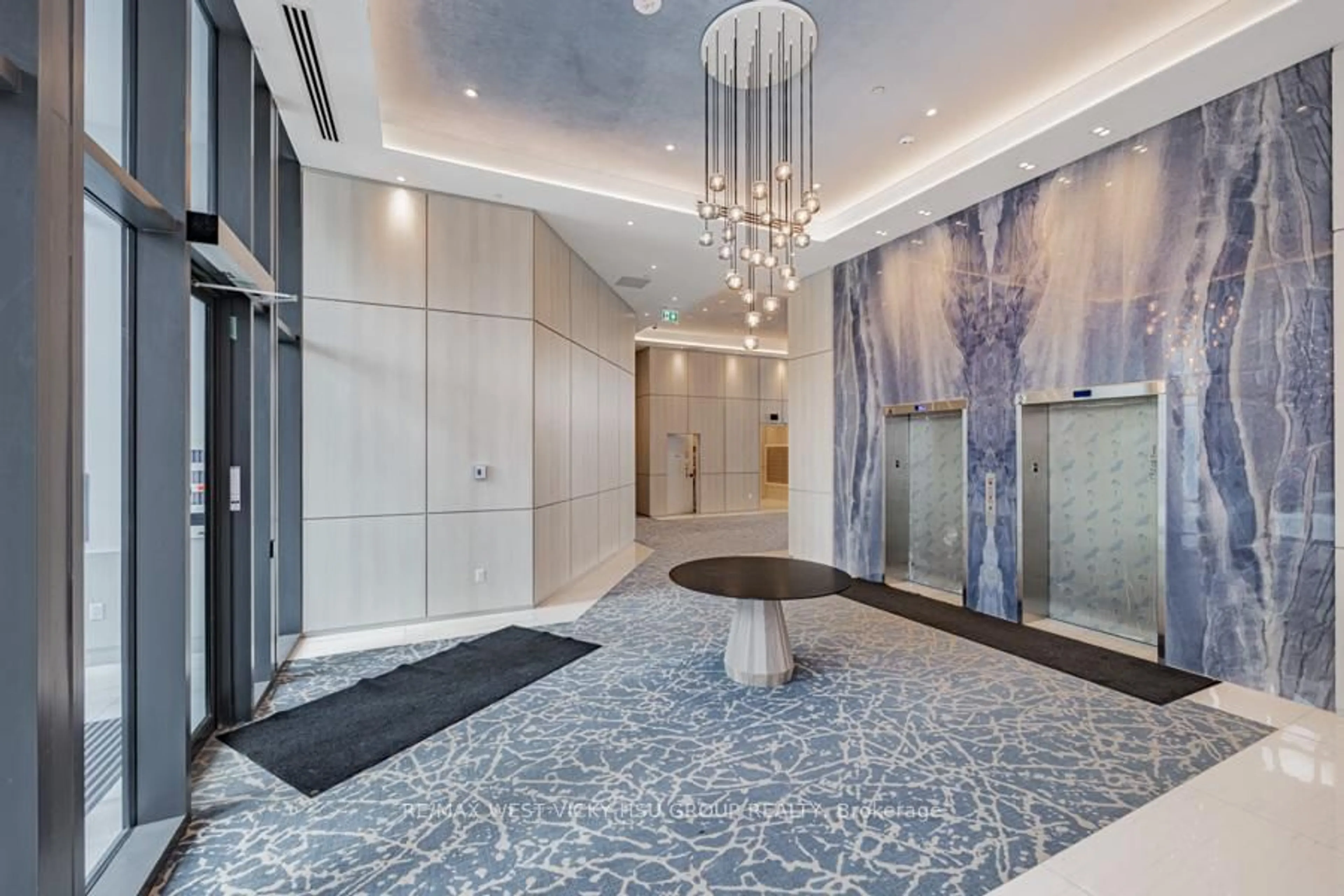 Indoor foyer for 1063 Douglas McCurdy Comm Circ #1004, Mississauga Ontario L5G 0C5