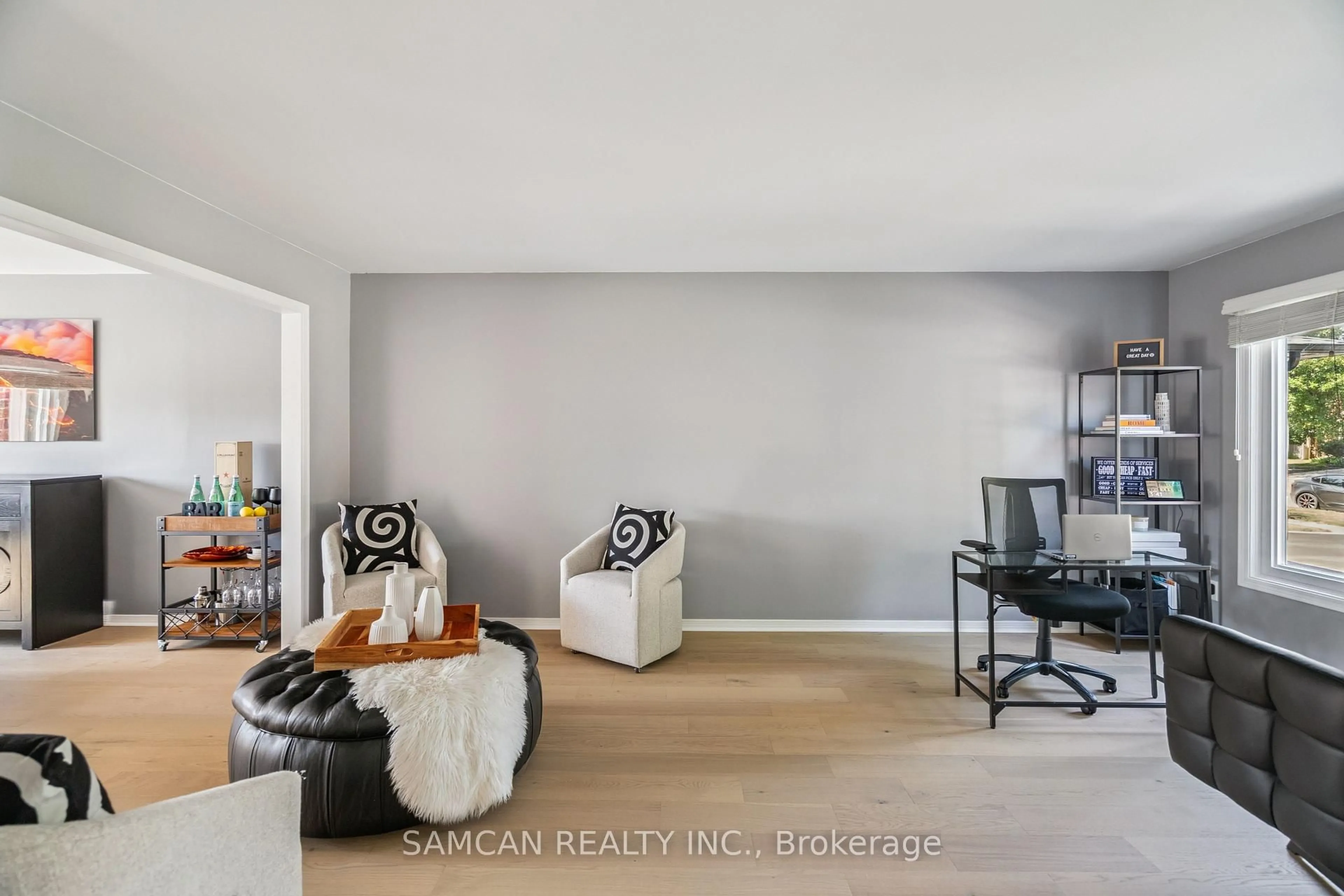 Living room with furniture, unknown for 1462 Gibson Dr, Oakville Ontario L6J 7B6