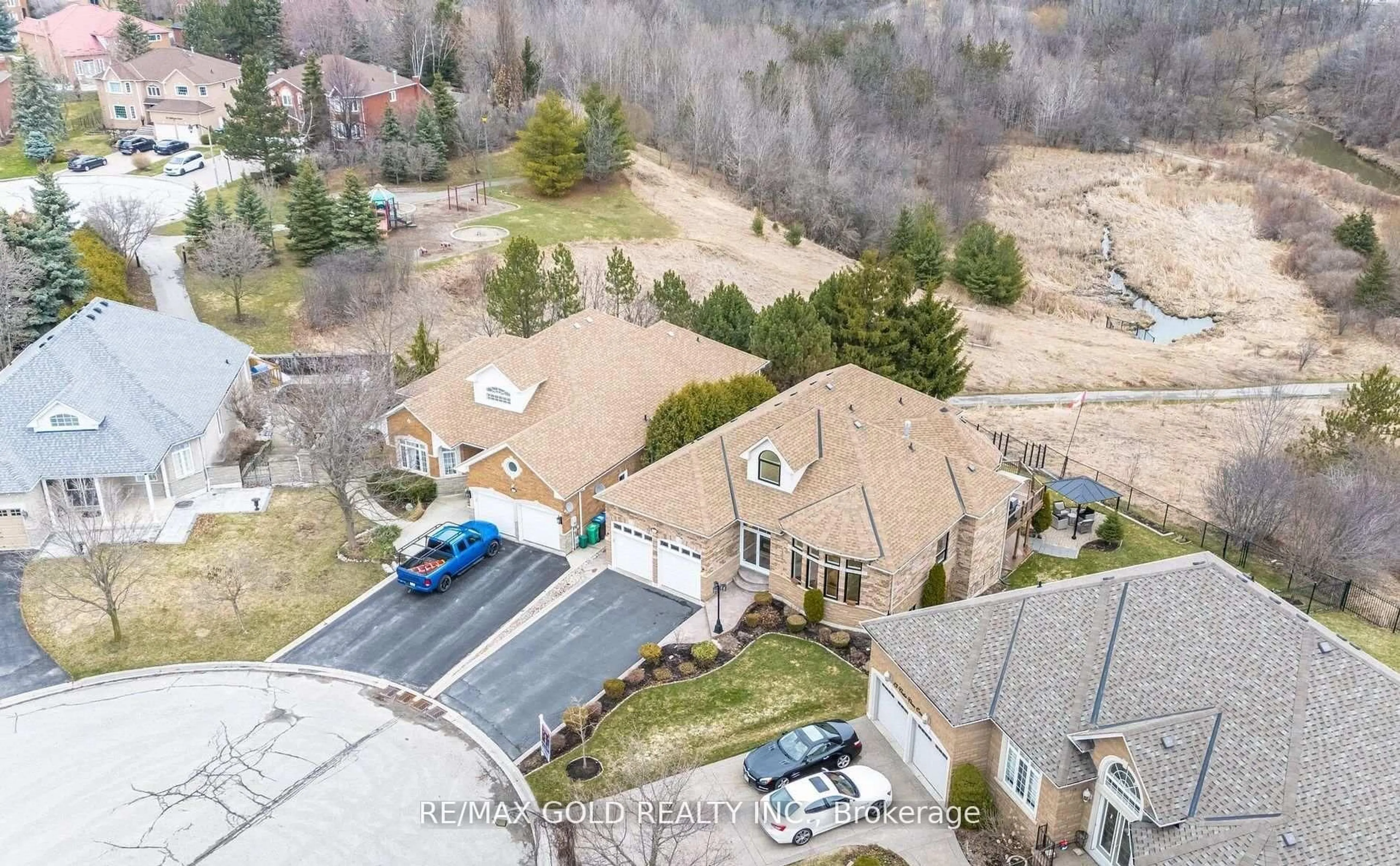A pic from outside/outdoor area/front of a property/back of a property/a pic from drone, mountain view for 12 Vista View Crt, Caledon Ontario L7C 1E1