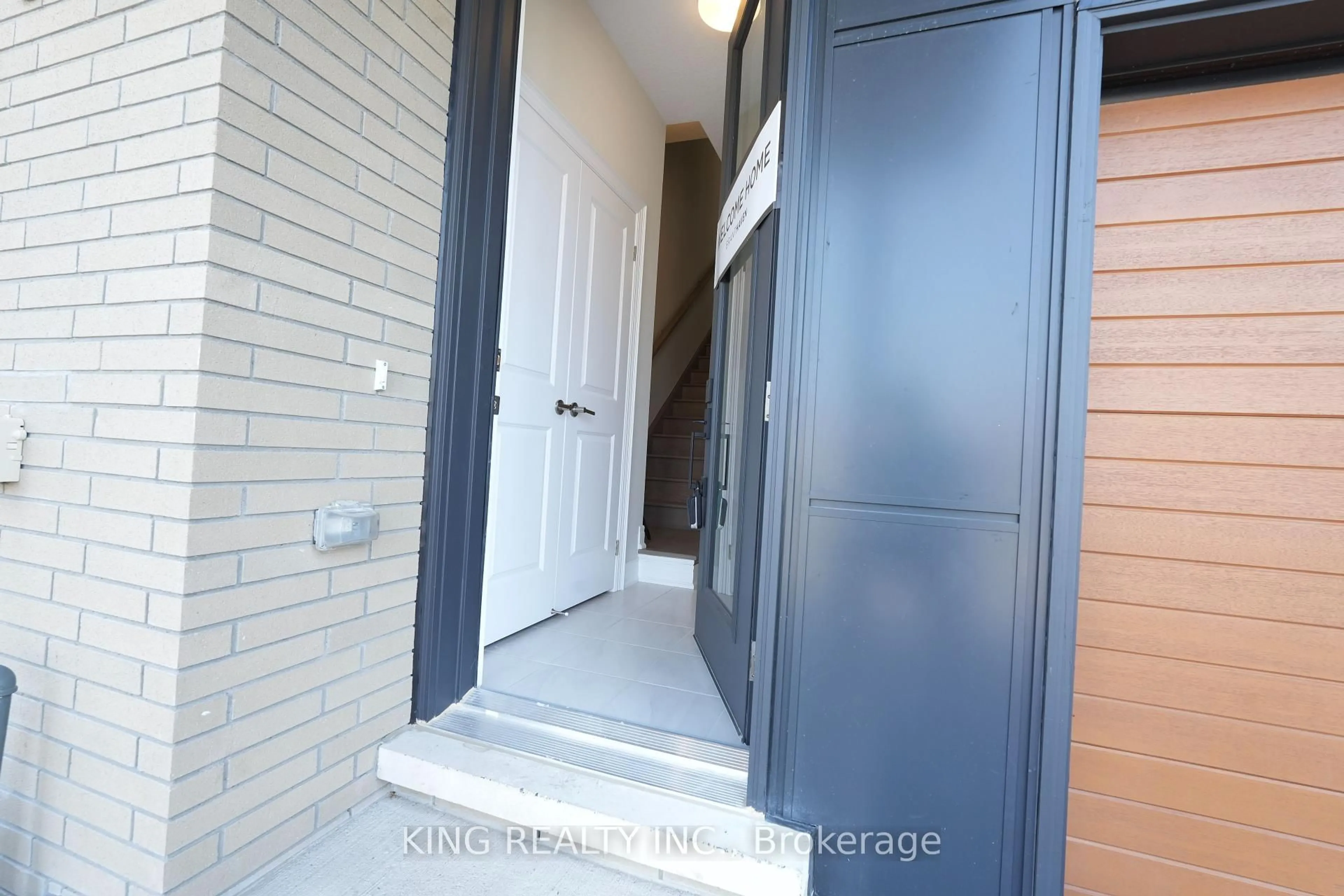 Indoor entryway for 2273 Turnberry Rd #52, Burlington Ontario L7M 2B2