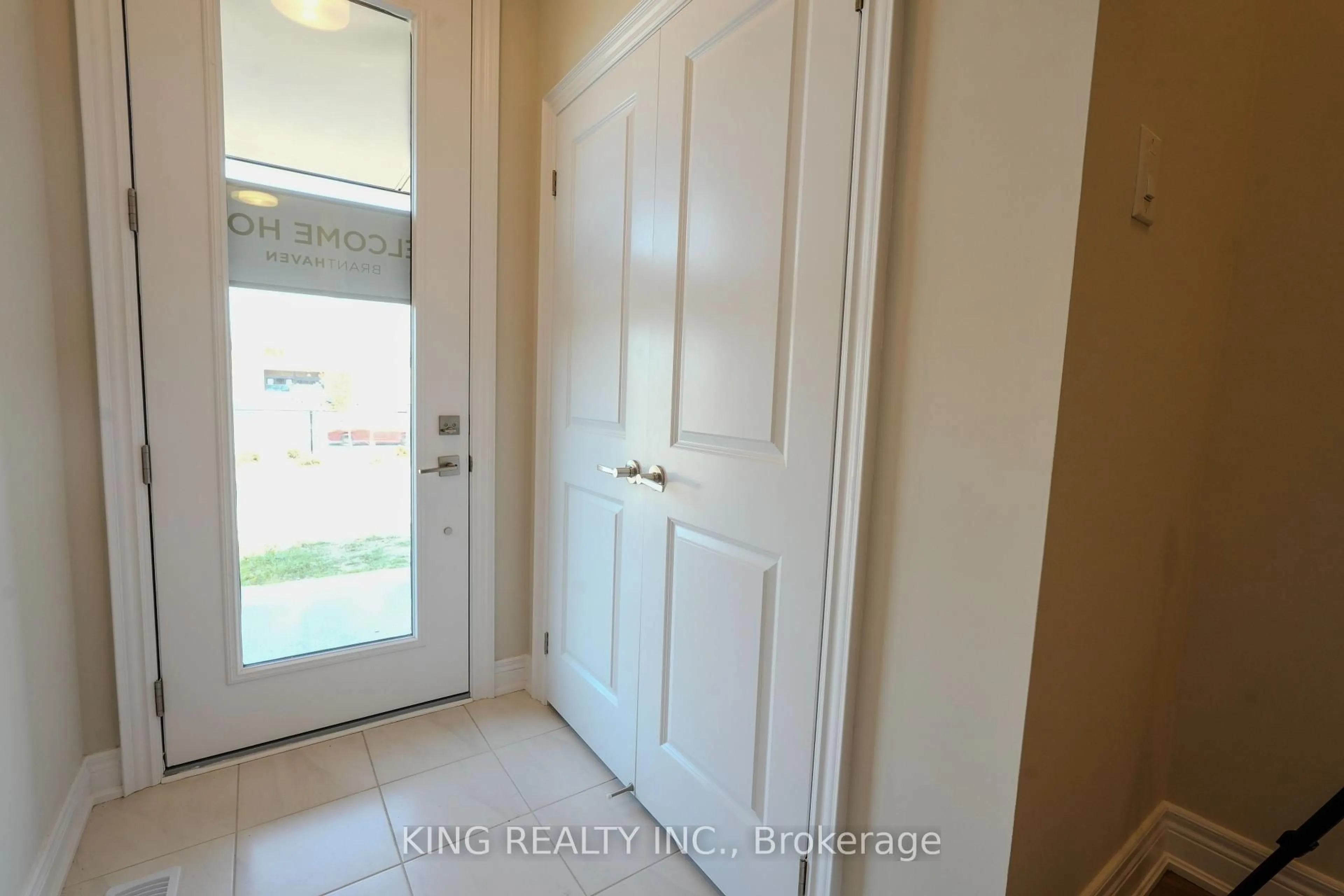 Indoor entryway for 2273 Turnberry Rd #52, Burlington Ontario L7M 2B2