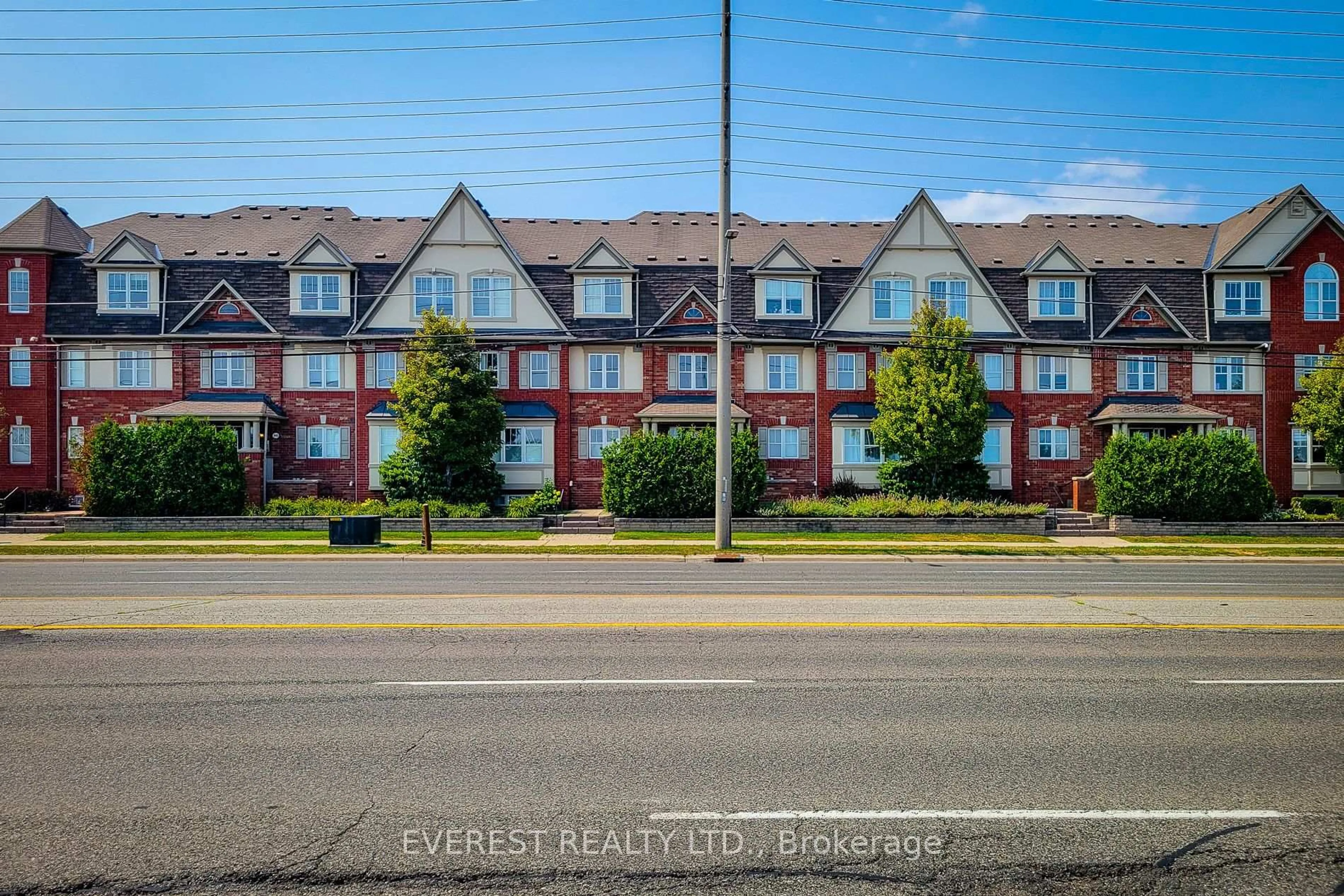 A pic from outside/outdoor area/front of a property/back of a property/a pic from drone, street for 639 Dundas St #5, Mississauga Ontario L5B 0B5