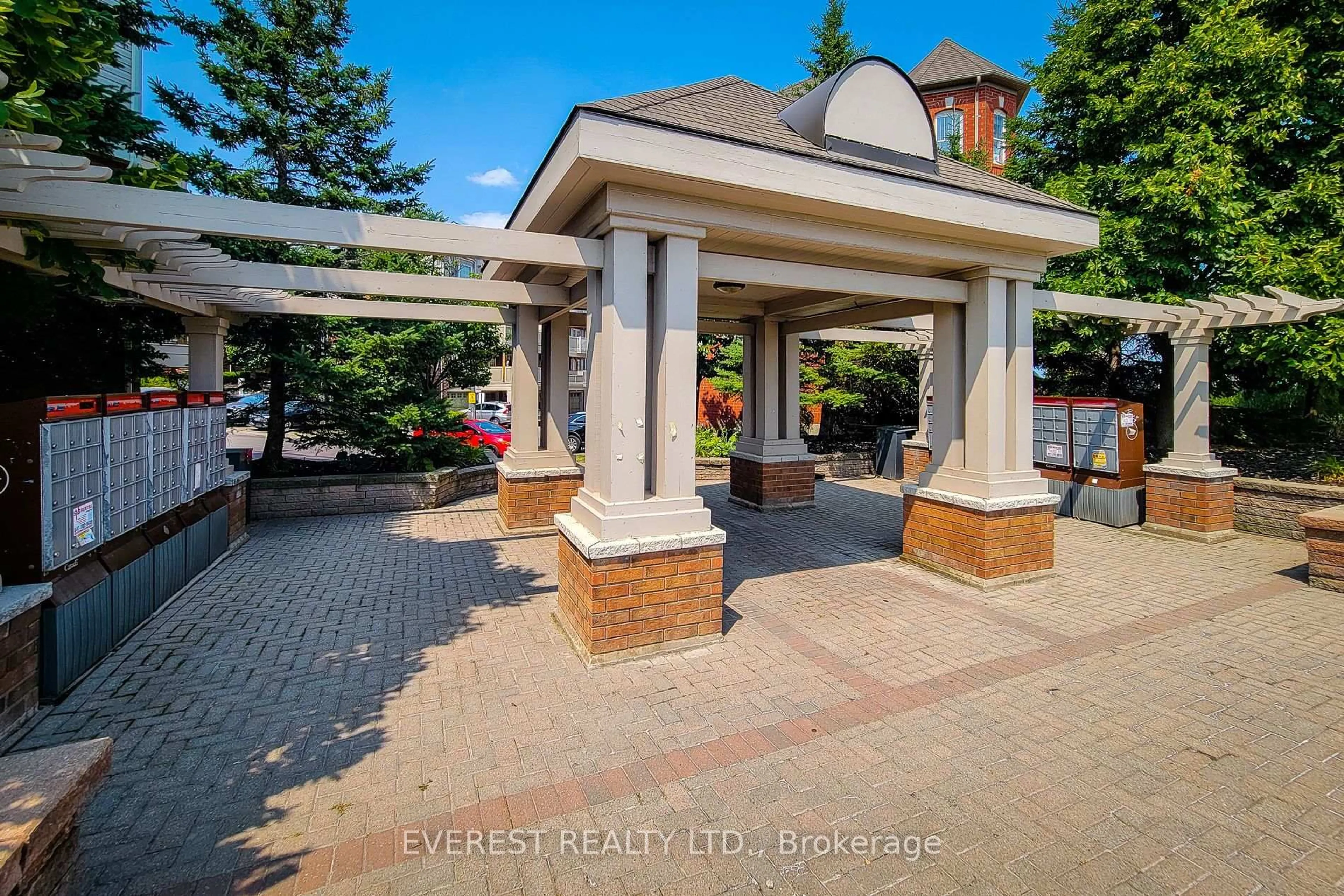 Patio, street for 639 Dundas St #5, Mississauga Ontario L5B 0B5