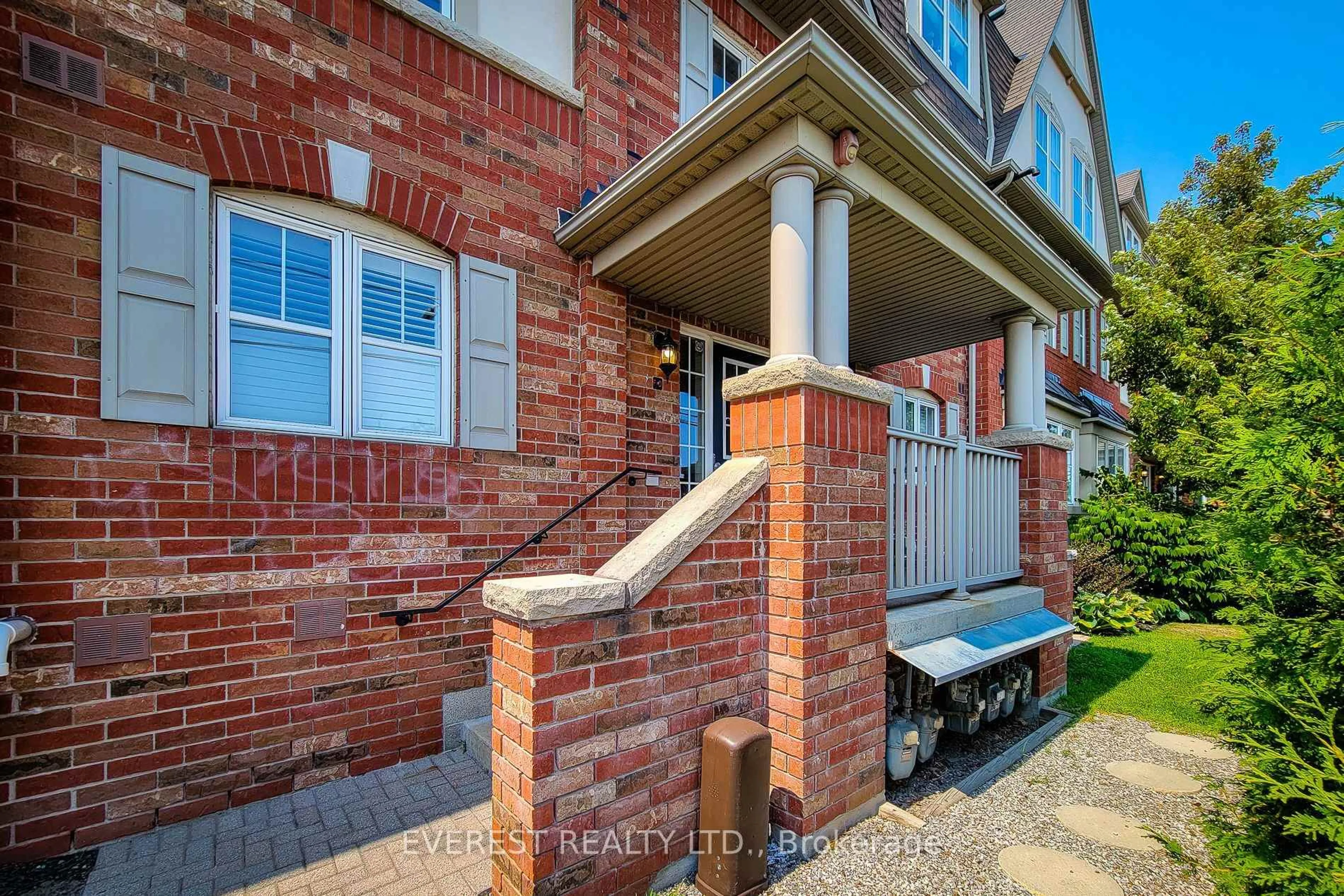 Home with brick exterior material, street for 639 Dundas St #5, Mississauga Ontario L5B 0B5