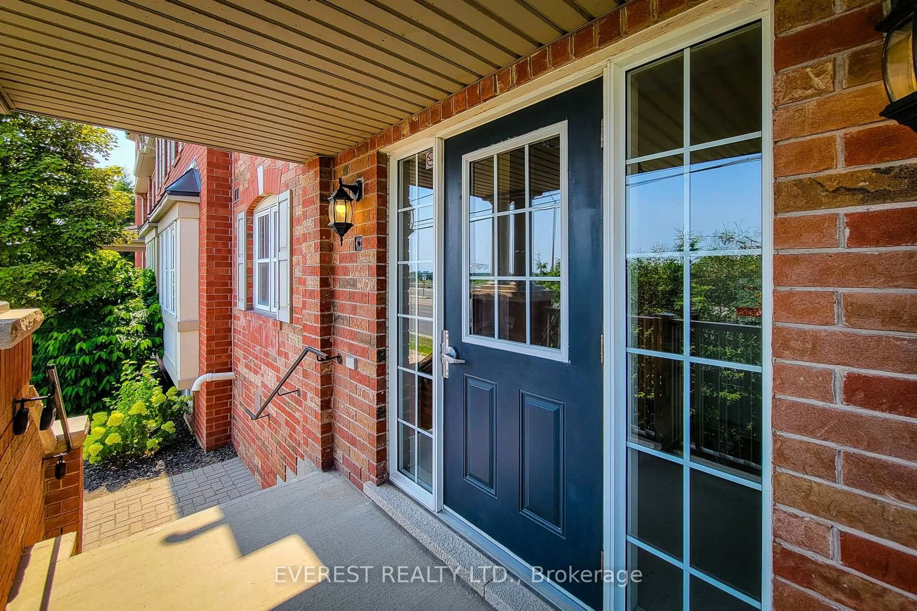 Indoor entryway for 639 Dundas St #5, Mississauga Ontario L5B 0B5