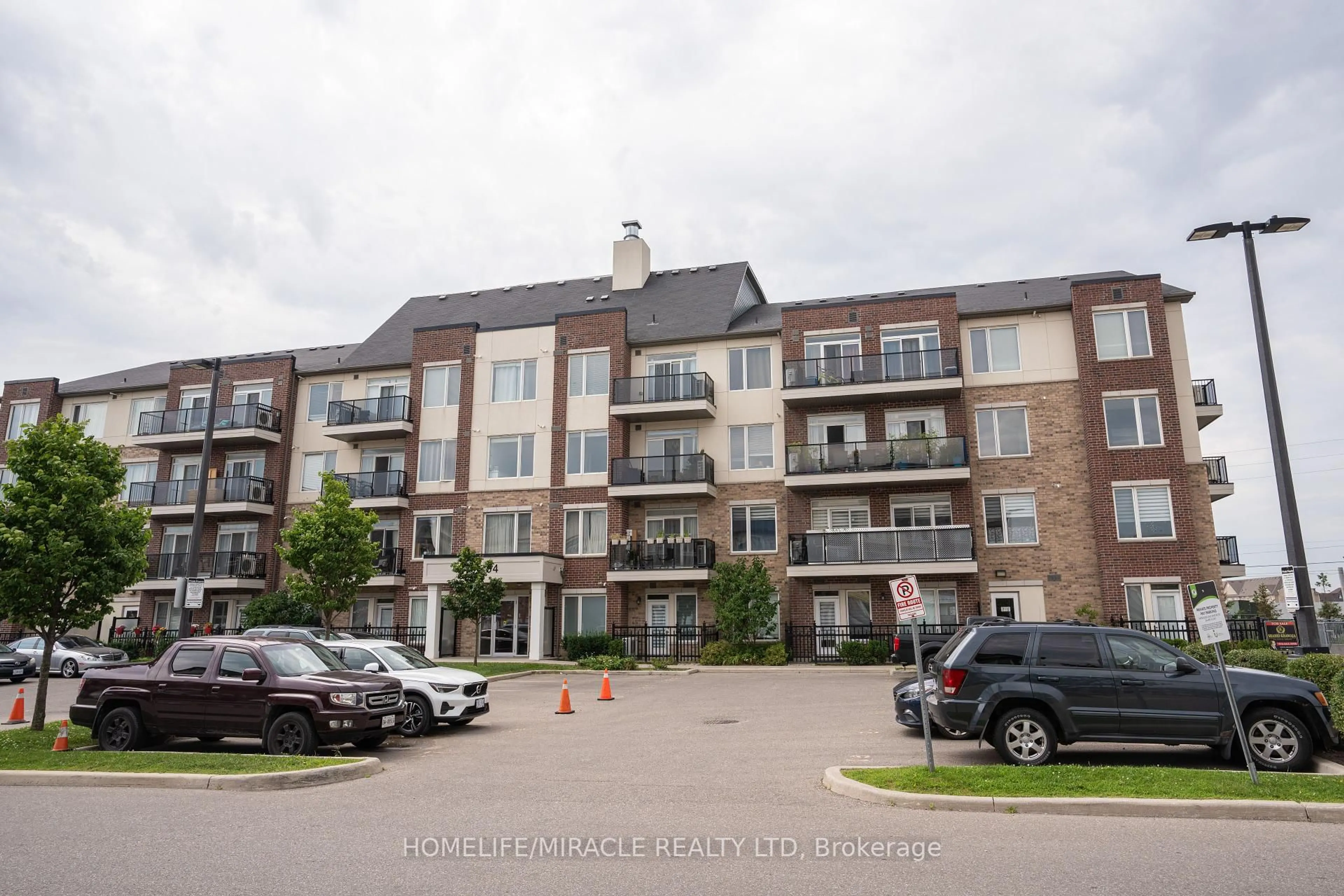 A pic from outside/outdoor area/front of a property/back of a property/a pic from drone, building for 54 Sky Harbour Dr #306, Brampton Ontario L6Y 6B9
