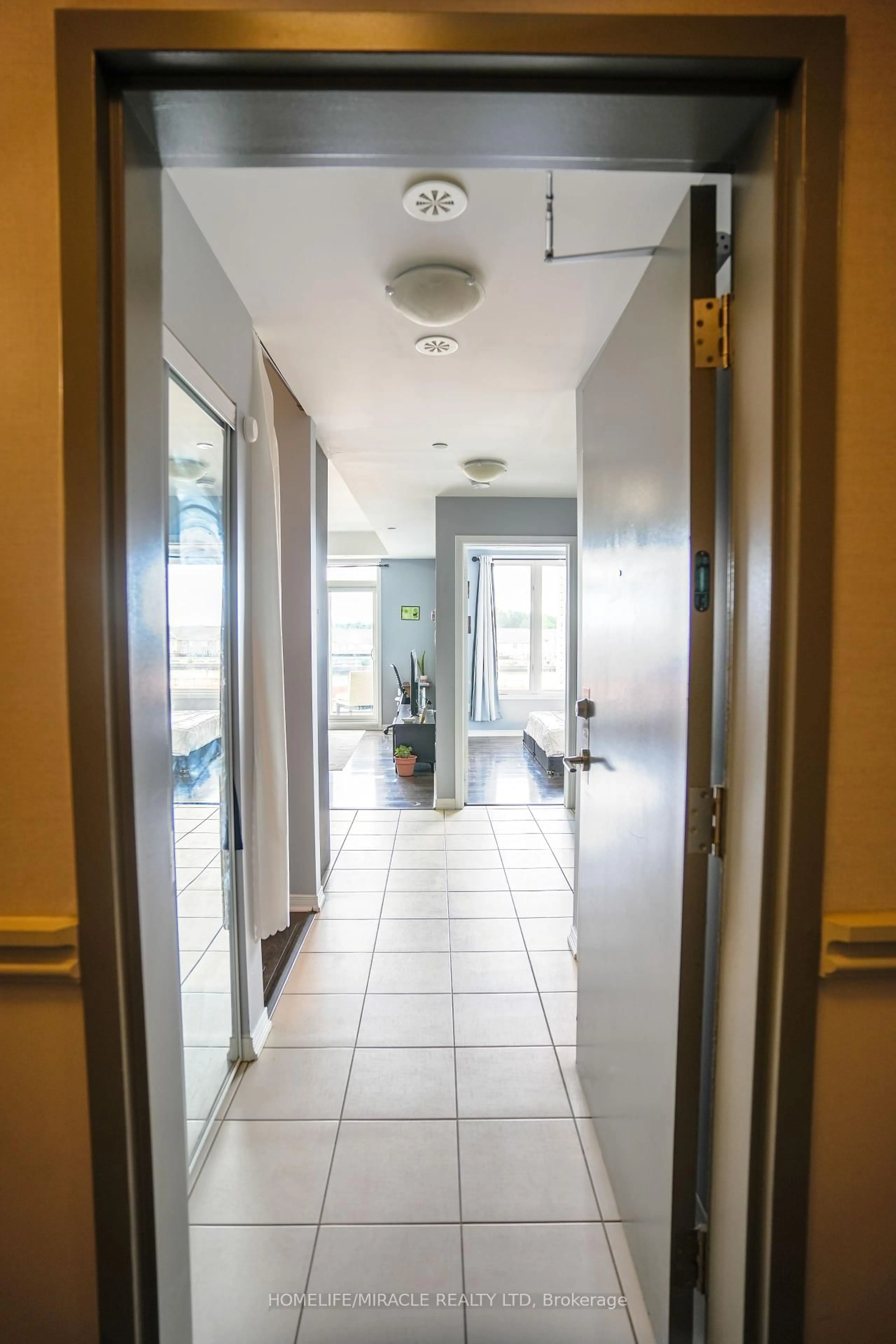 Indoor foyer for 54 Sky Harbour Dr #306, Brampton Ontario L6Y 6B9
